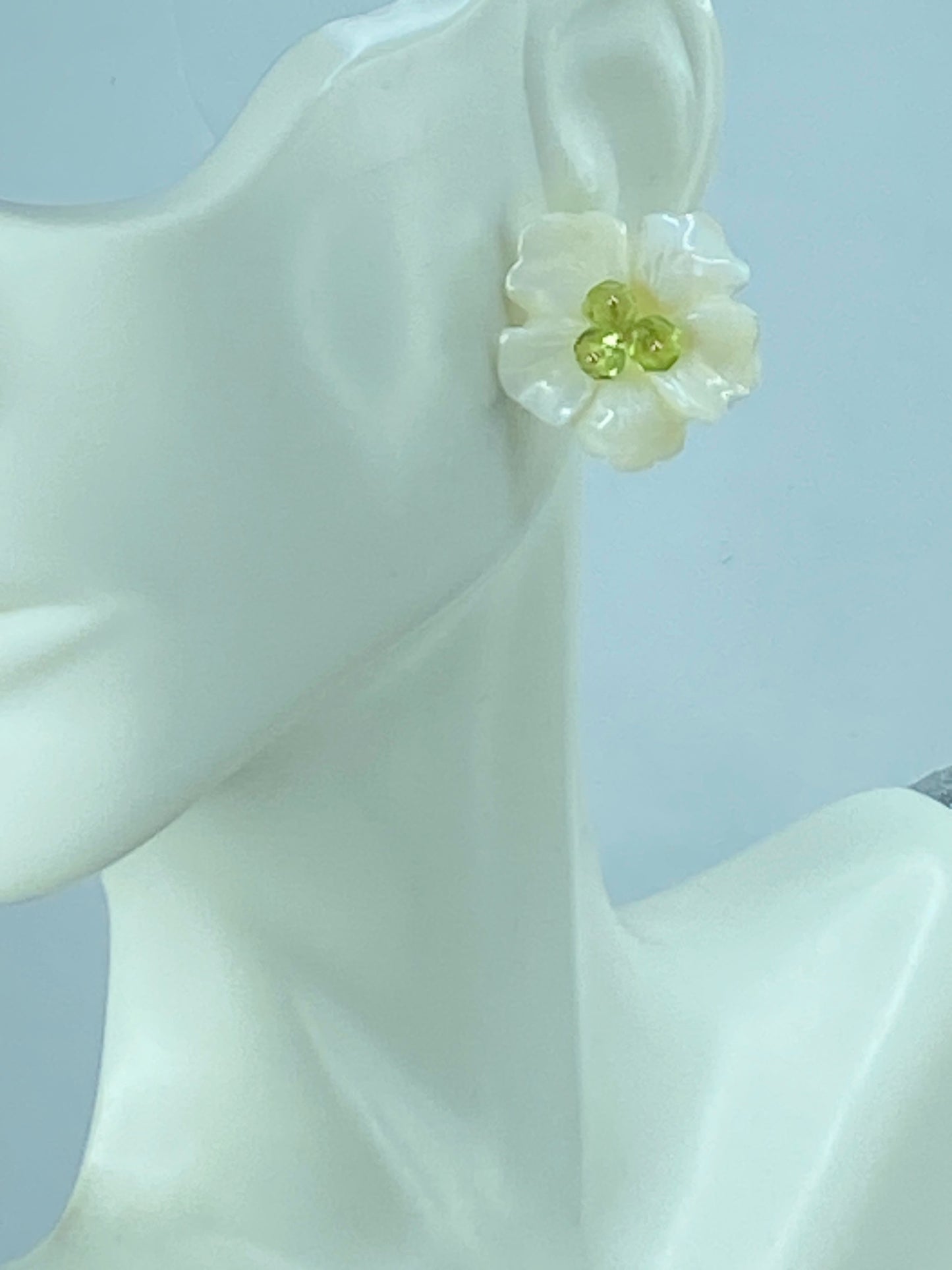 21mm hand Carved Mother of Pearl Flower Peridot 14K gold clutch earrings JR515