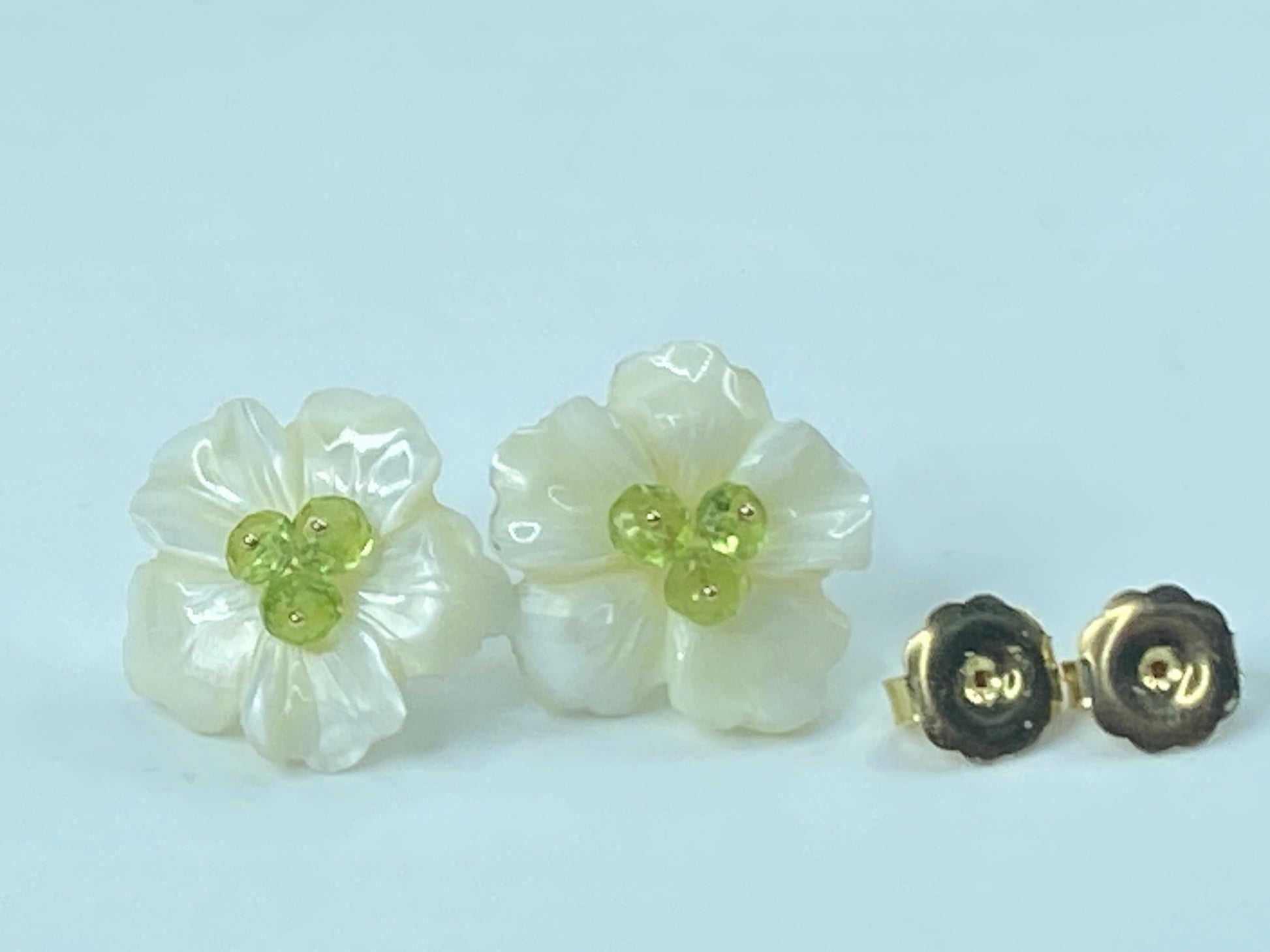 21mm hand Carved Mother of Pearl Flower Peridot 14K gold clutch earrings JR515