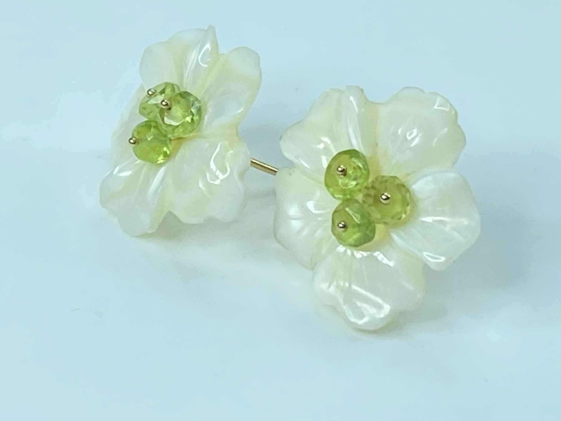 21mm hand Carved Mother of Pearl Flower Peridot 14K gold clutch earrings JR515