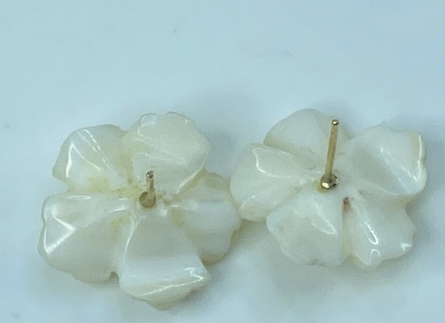 21mm hand Carved Mother of Pearl Flower Peridot 14K gold clutch earrings JR515