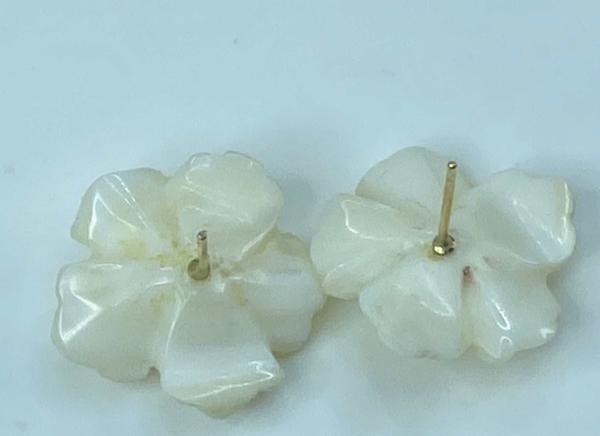 21mm hand Carved Mother of Pearl Flower Peridot 14K gold clutch earrings JR515