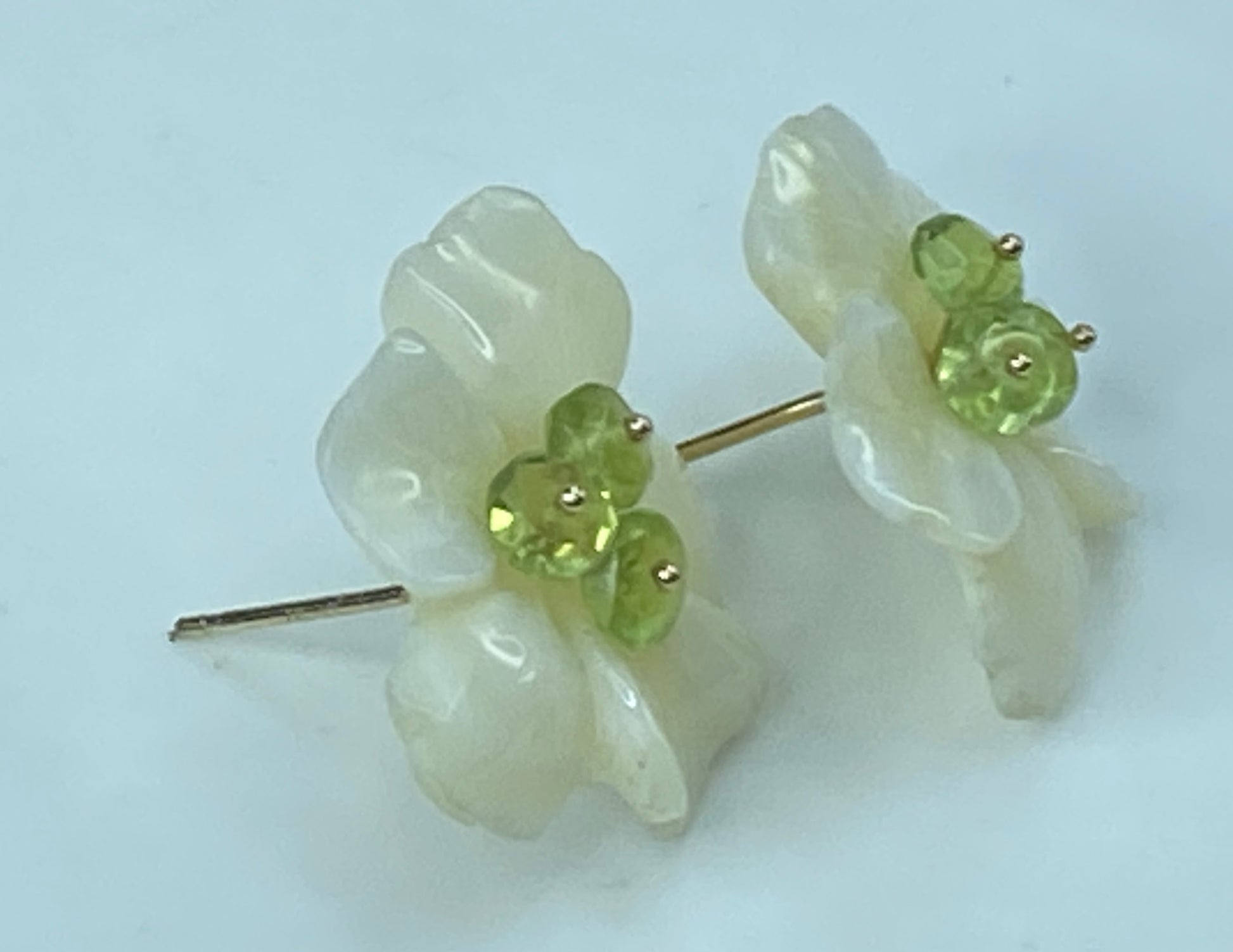 21mm hand Carved Mother of Pearl Flower Peridot 14K gold clutch earrings JR515