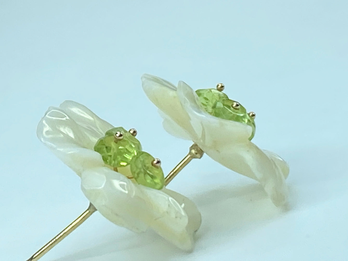 21mm hand Carved Mother of Pearl Flower Peridot 14K gold clutch earrings JR515