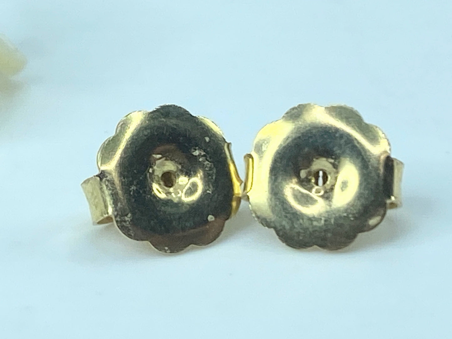 21mm hand Carved Mother of Pearl Flower Peridot 14K gold clutch earrings JR515