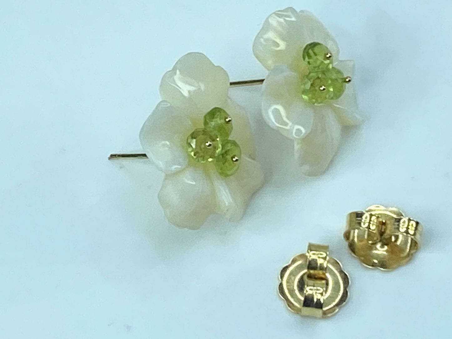 21mm hand Carved Mother of Pearl Flower Peridot 14K gold clutch earrings JR515
