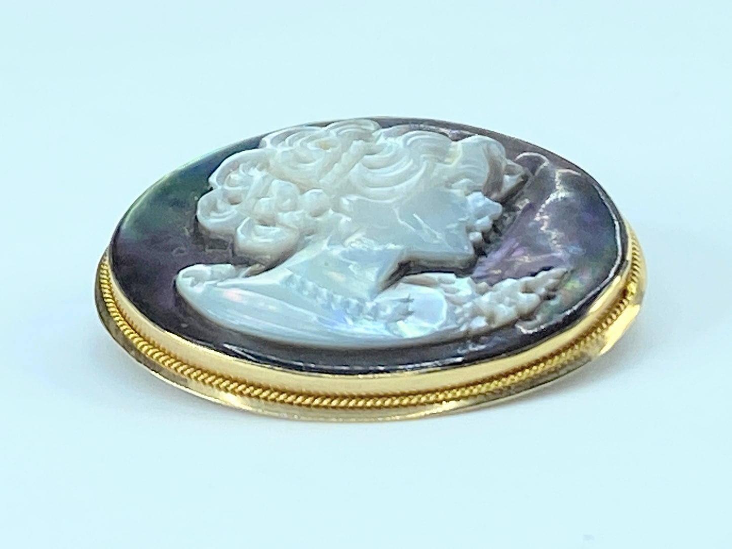 Italy hallmarked 14K carved mother of Pearl portrait cameo brooch 5.4g JR9649