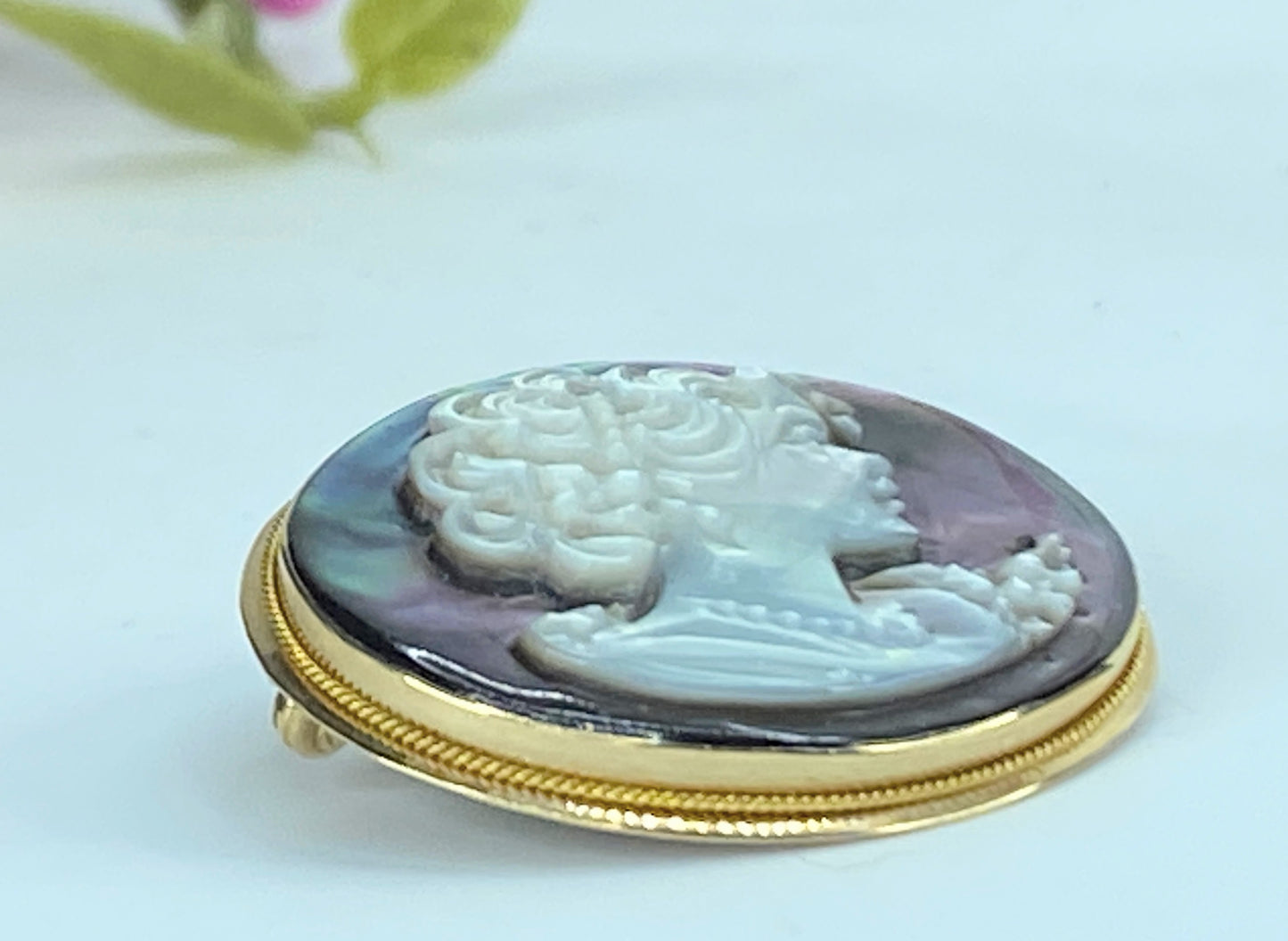 Italy hallmarked 14K carved mother of Pearl portrait cameo brooch 5.4g JR9649