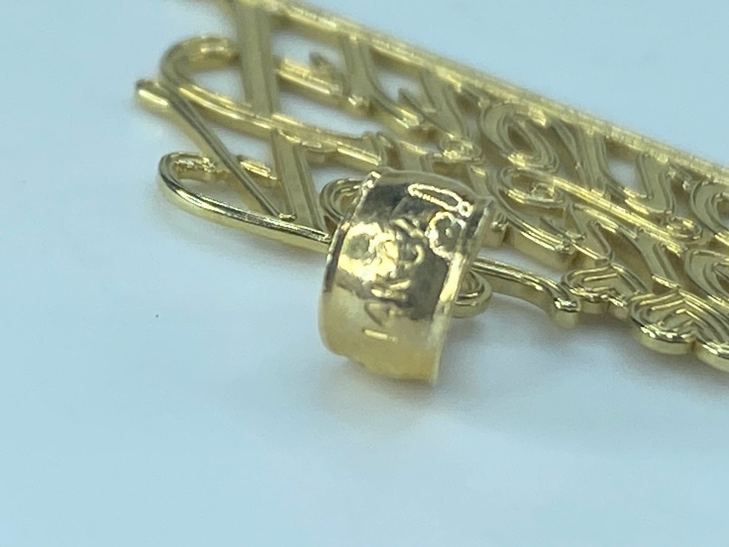 14K gold designer "A TRUE FRIEND" carved out charm pendant 1.5g JR412