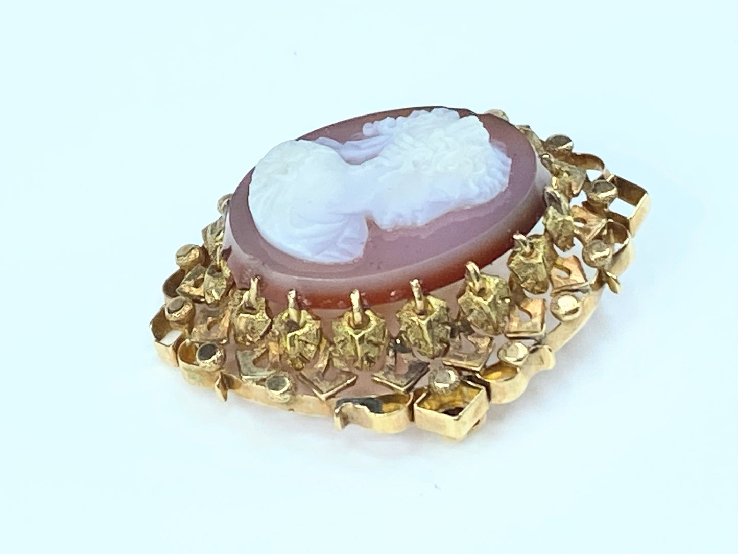 Victorian hand carved Hardstone Cameo delicate detailed brooch in 14K