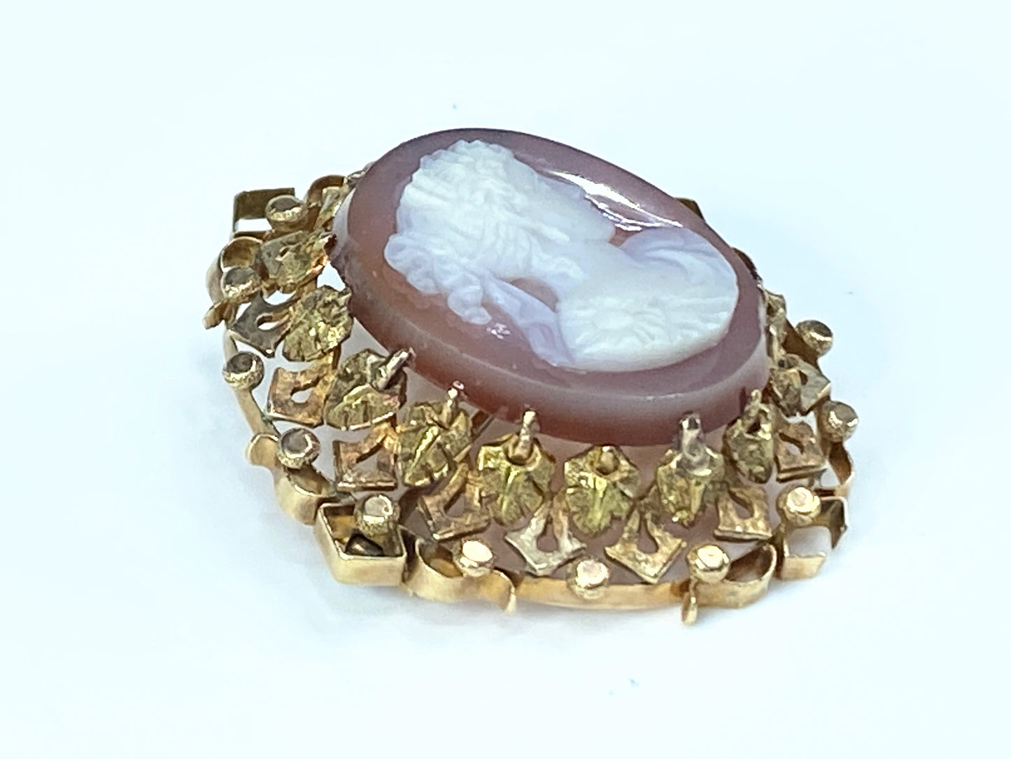 Victorian hand carved Hardstone Cameo delicate detailed brooch in 14K