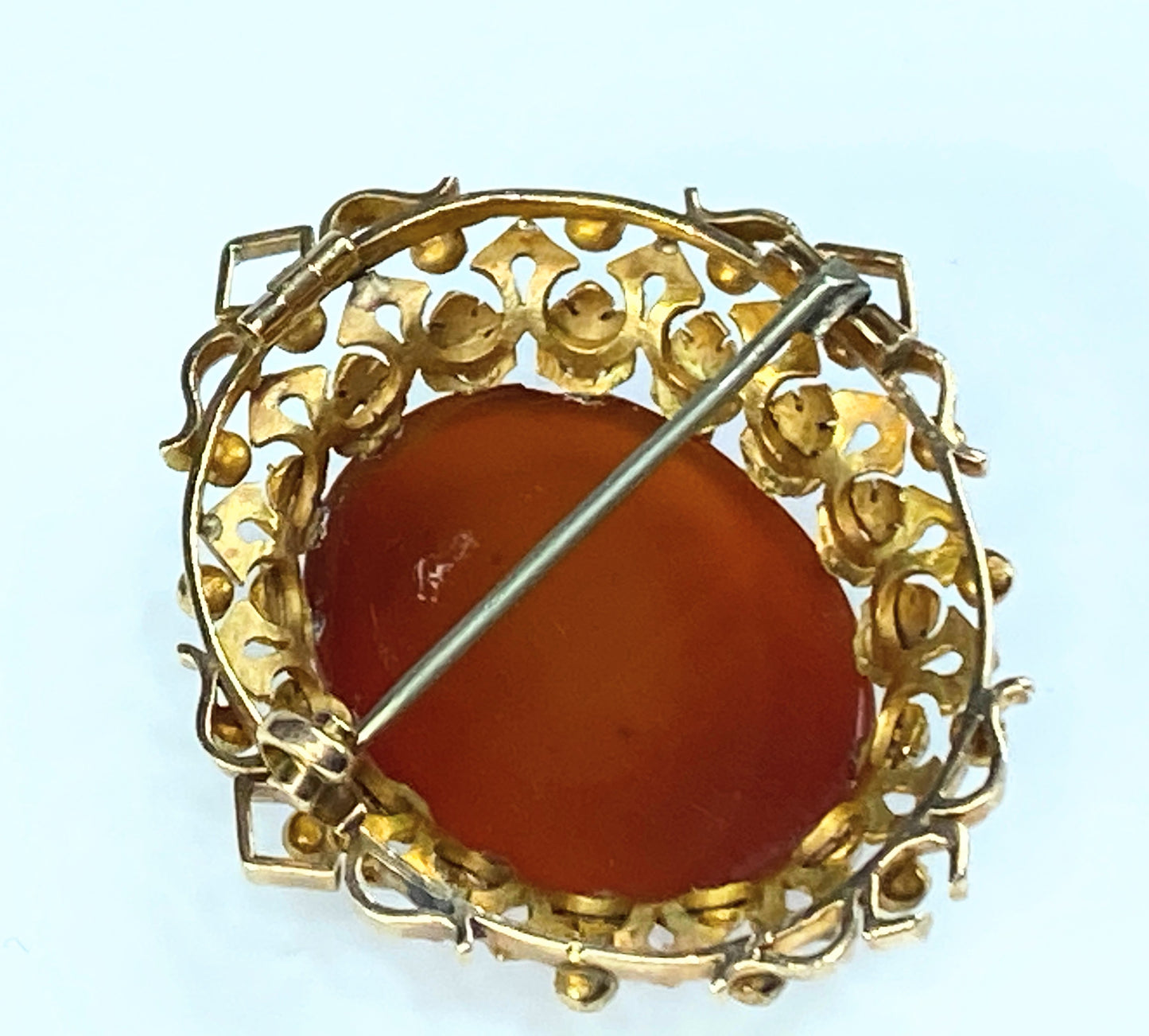 Victorian hand carved Hardstone Cameo delicate detailed brooch in 14K