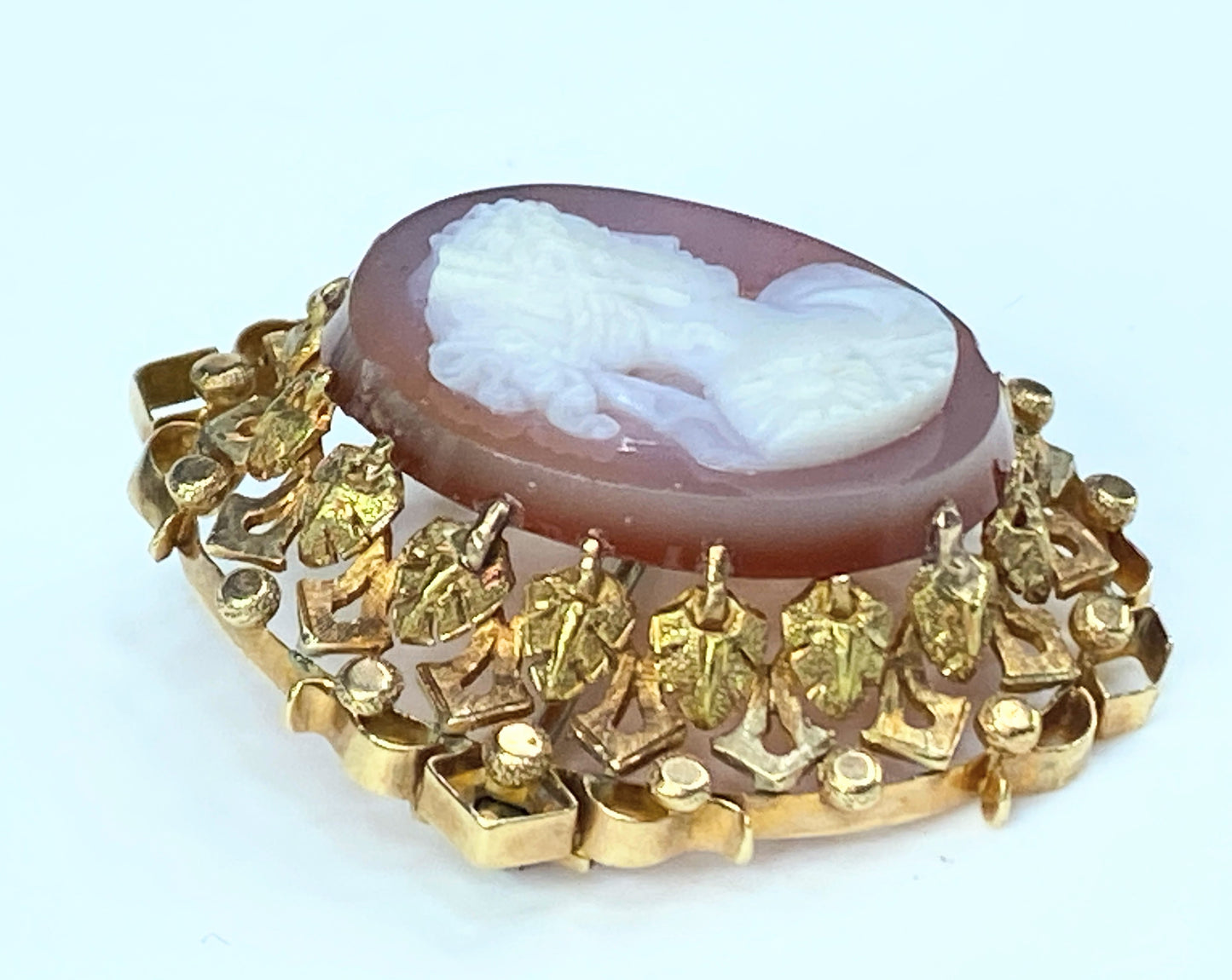 Victorian hand carved Hardstone Cameo delicate detailed brooch in 14K