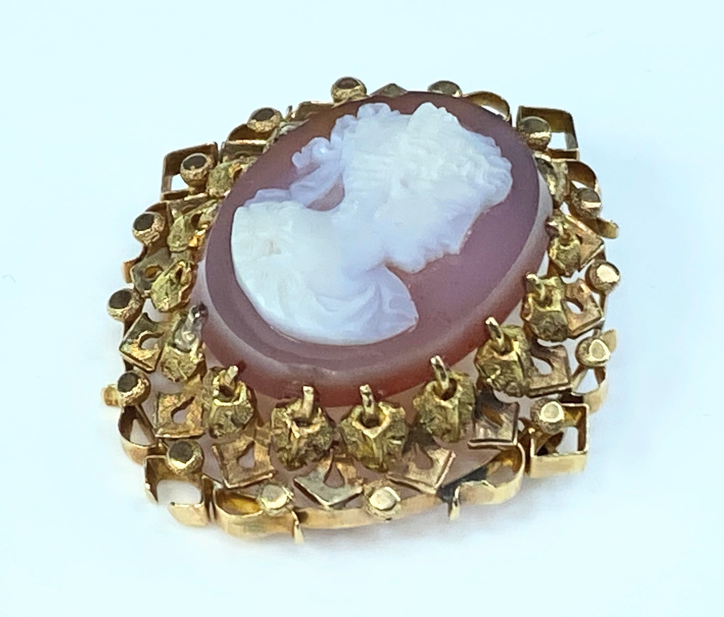 Victorian hand carved Hardstone Cameo delicate detailed brooch in 14K
