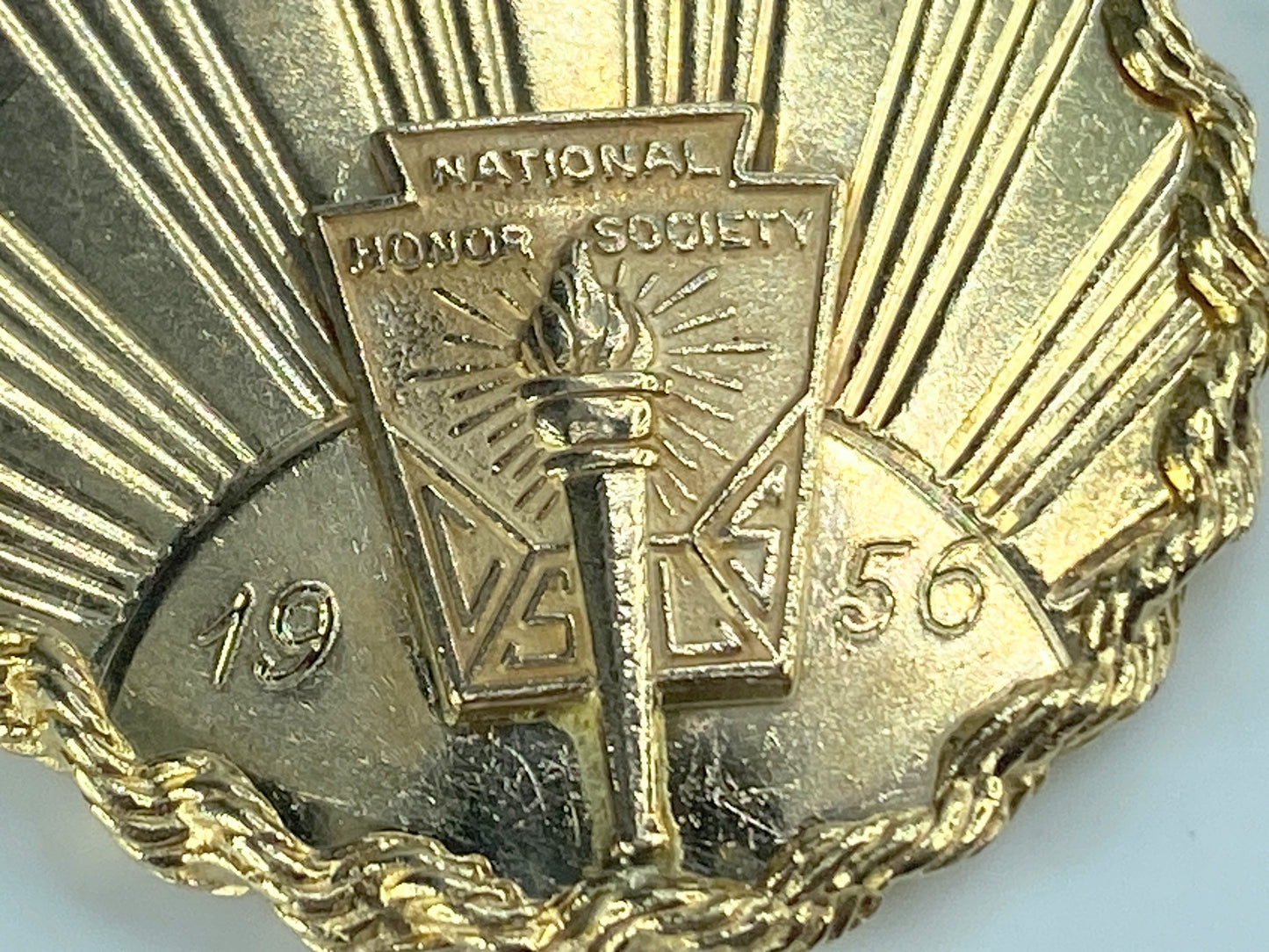 Custom Honor Society 1956 lapel pin on 14K Rope link circle pendant 11.7g JR496