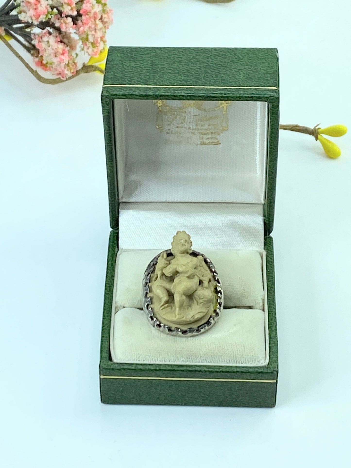Fine, Victorian sterling silver Carved Lava Stone Putti & Dog ring s6 10g JR922