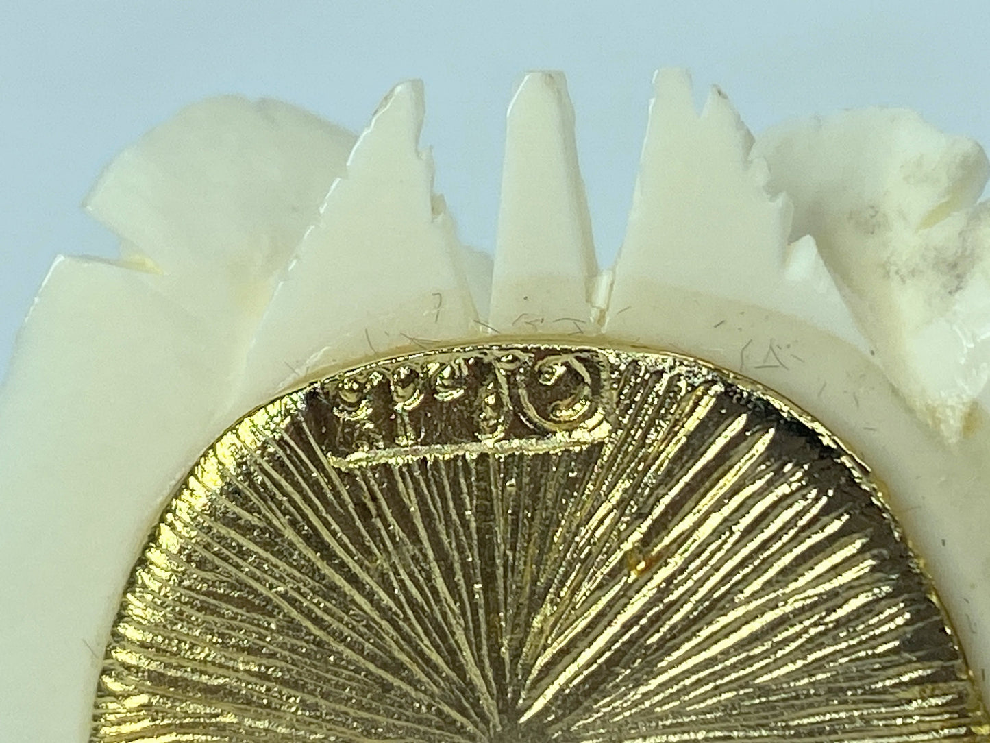 Intricate carved large Rose Resin gold tone brooch 42 x 40 x 23.1mm 16.8g GS639