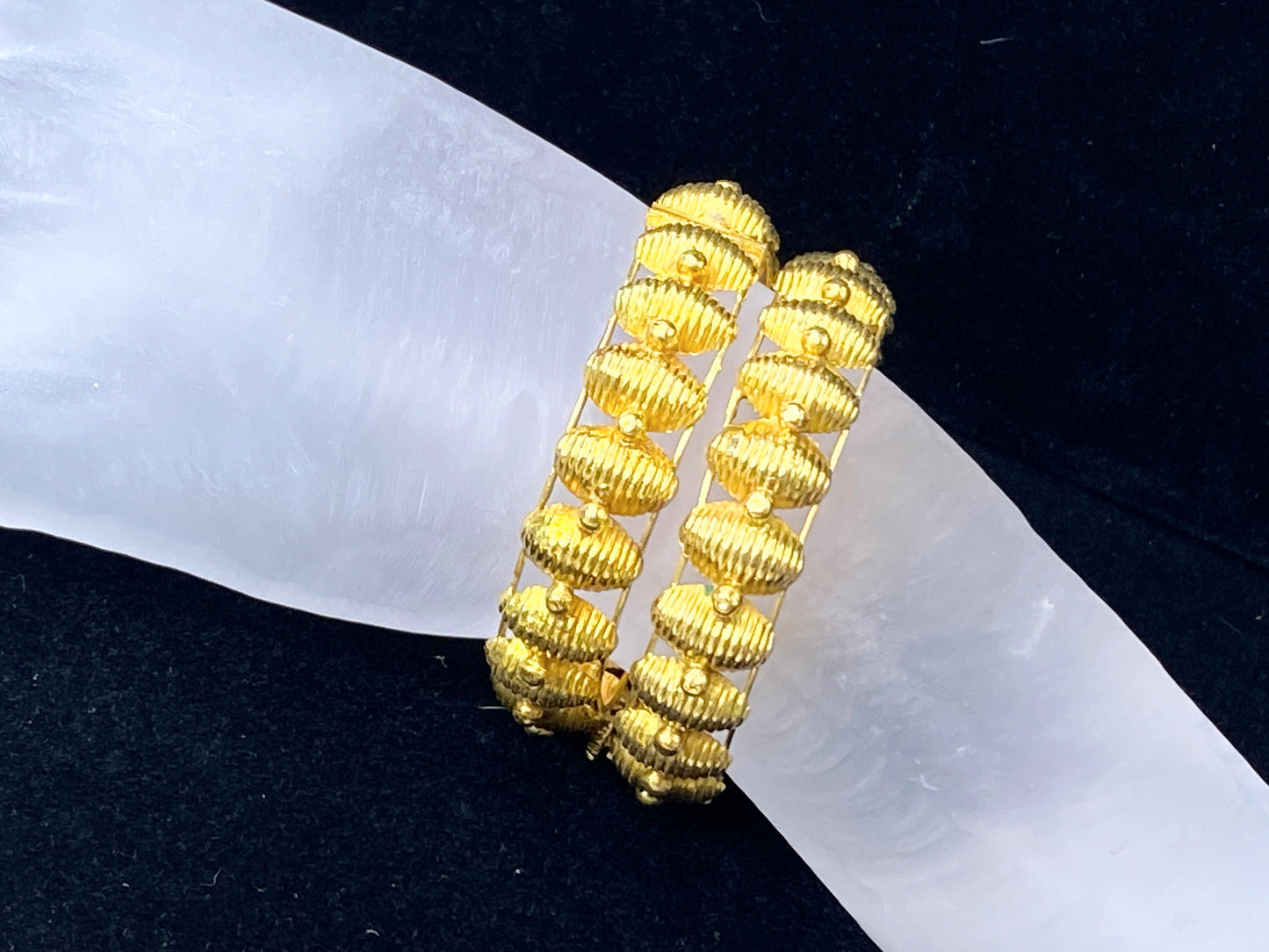 High Karat gold Seashell Motif bangles set of two 6 1/8" 44.0g JR8382