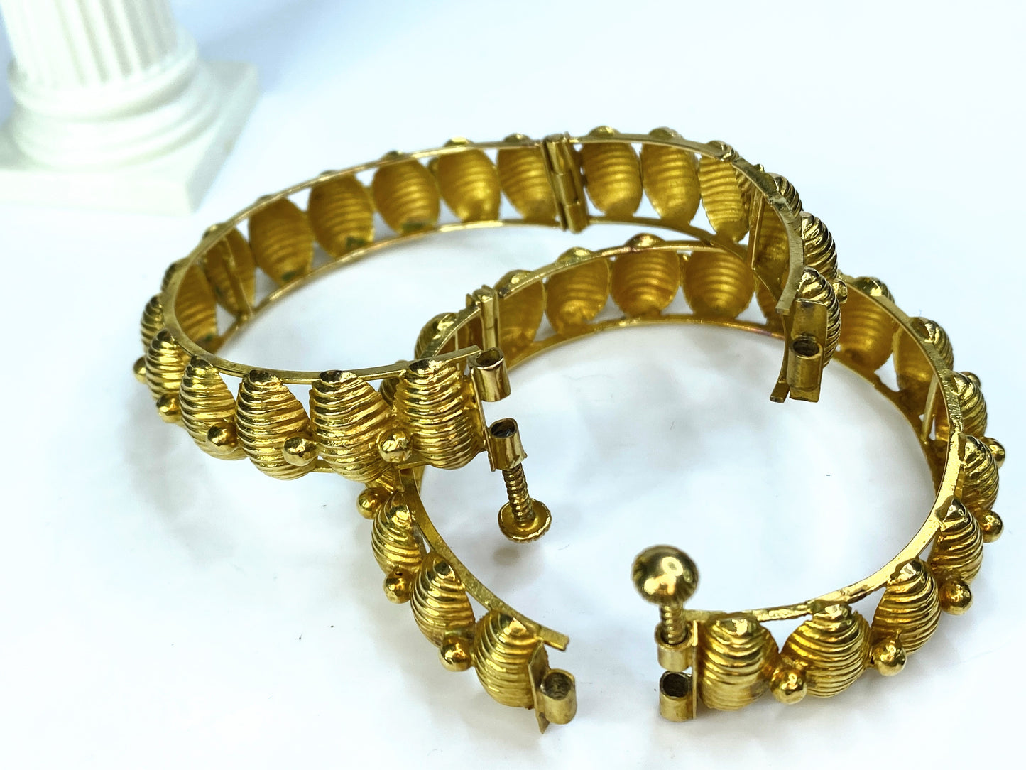 High Karat gold Seashell Motif bangles set of two 6 1/8" 44.0g JR8382