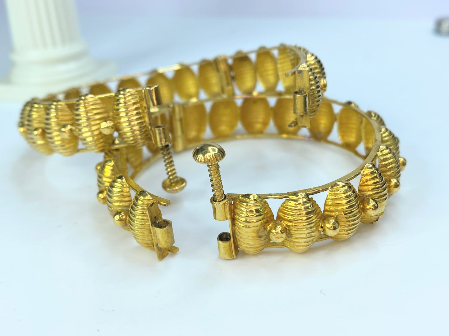 High Karat gold Seashell Motif bangles set of two 6 1/8" 44.0g JR8382