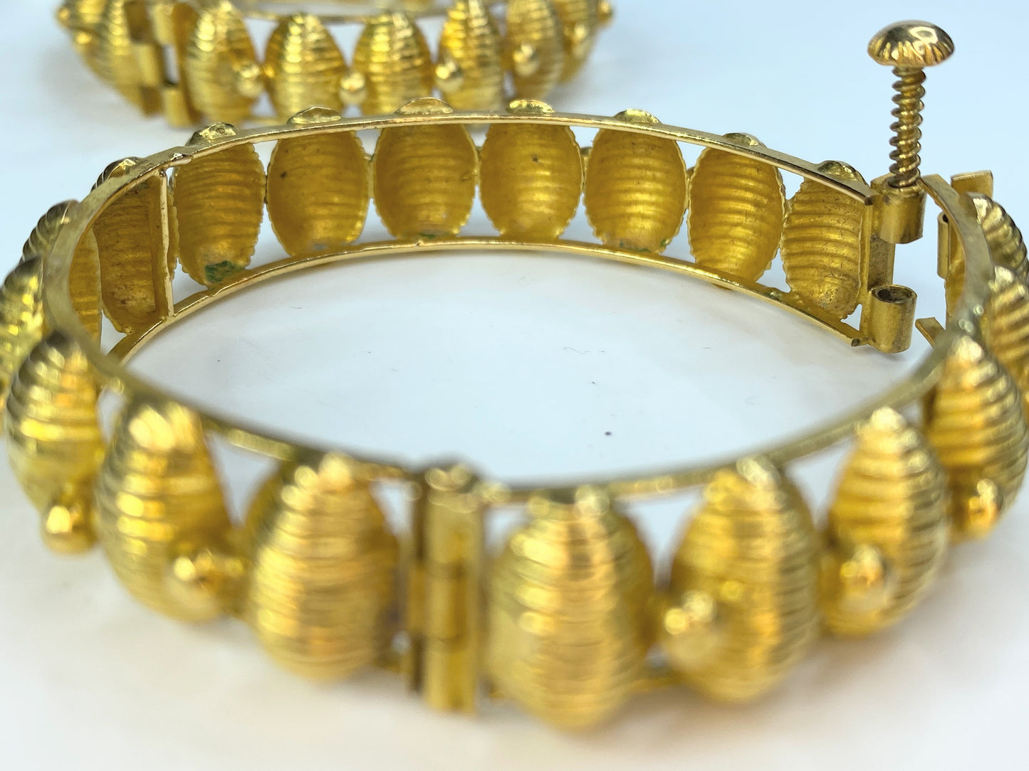 High Karat gold Seashell Motif bangles set of two 6 1/8" 44.0g JR8382