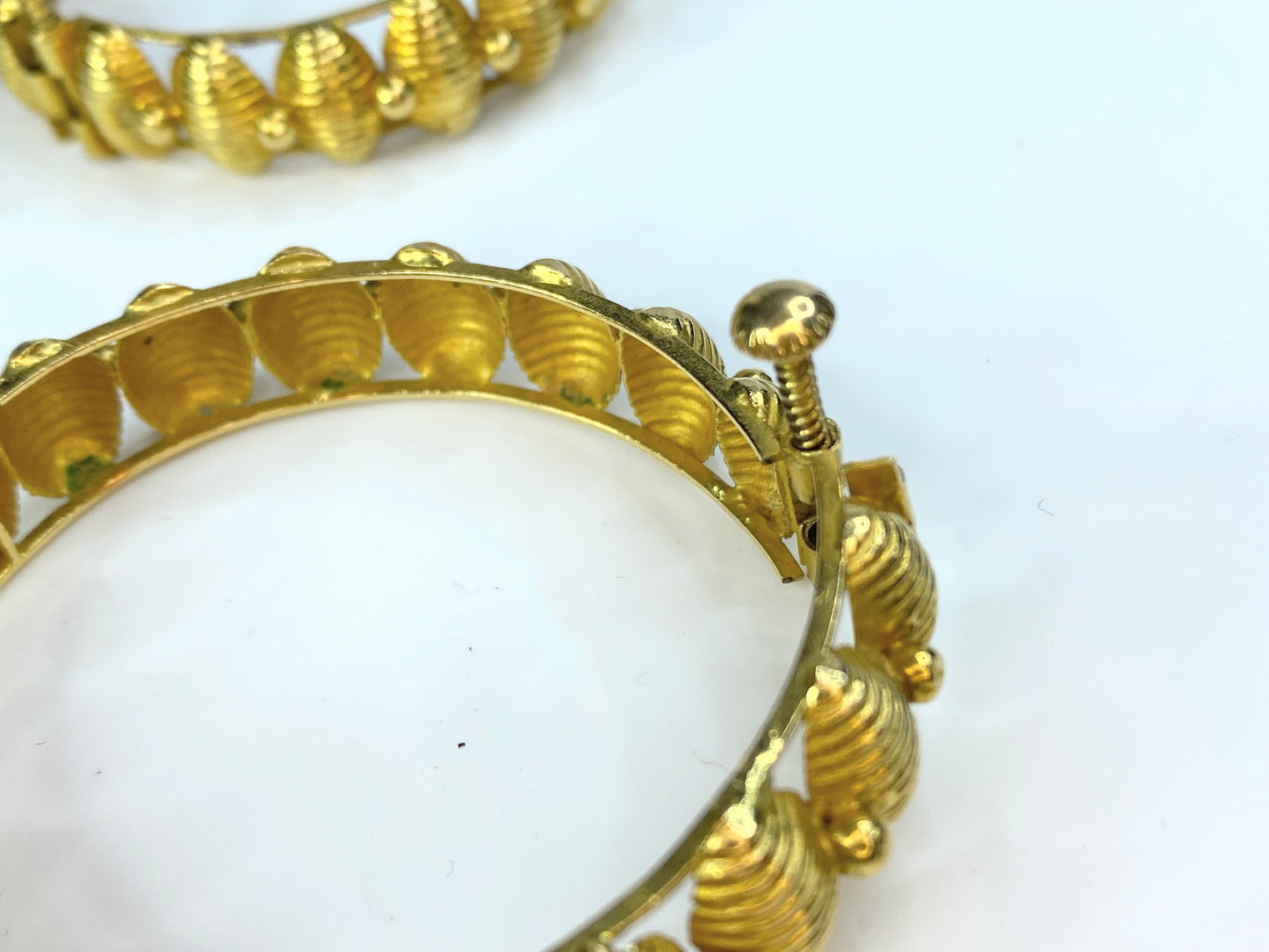 High Karat gold Seashell Motif bangles set of two 6 1/8" 44.0g JR8382