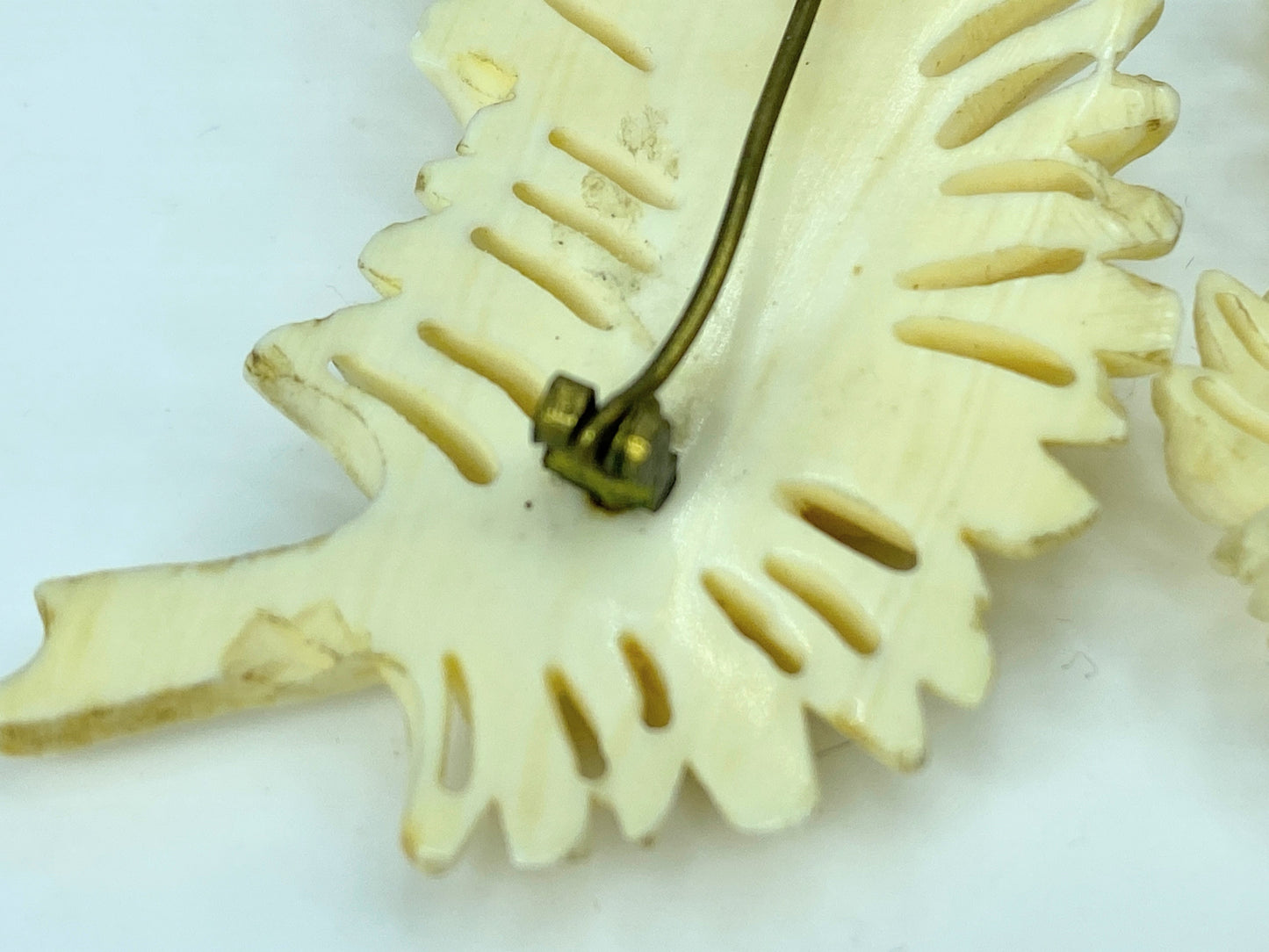 Late 20th century carved Resin Feather motif Brooch Earrings matching set GS643