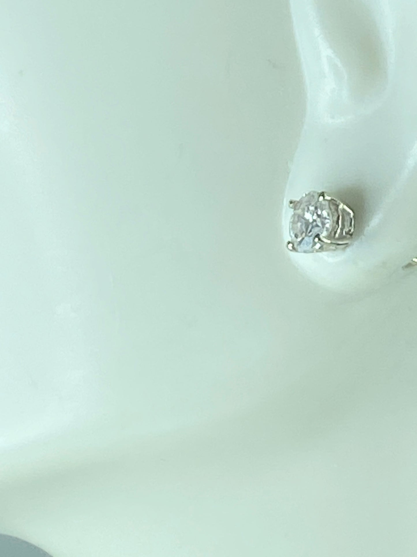 Appraised $3,195 14K gold 0.77ct G/SI1 round brilliant Diamond earrings JR436