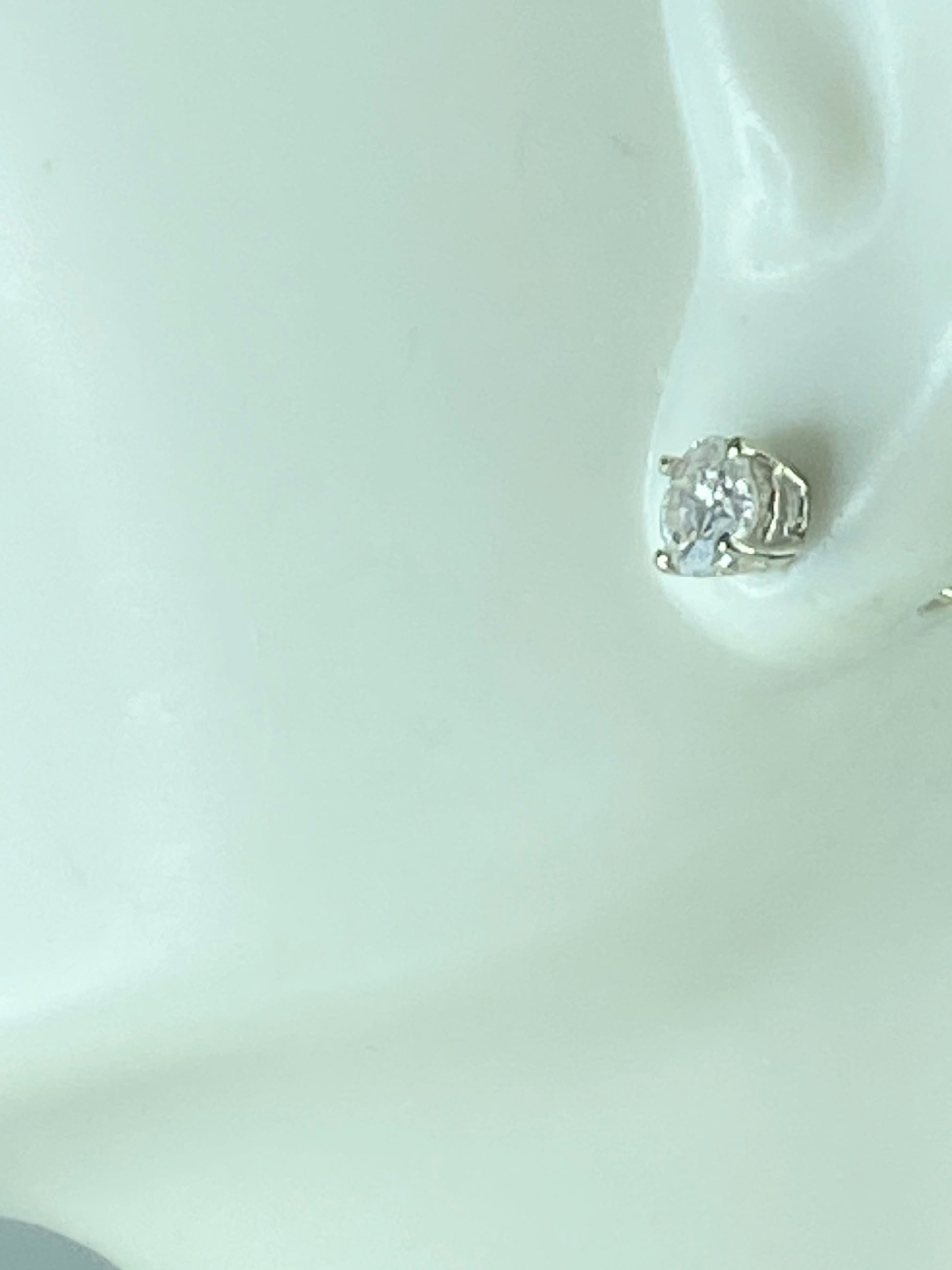 Appraised $3,195 14K gold 0.77ct G/SI1 round brilliant Diamond earrings JR436