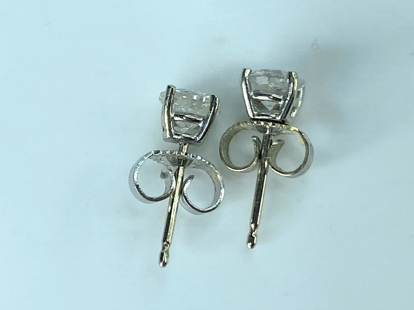 Appraised $3,195 14K gold 0.77ct G/SI1 round brilliant Diamond earrings JR436