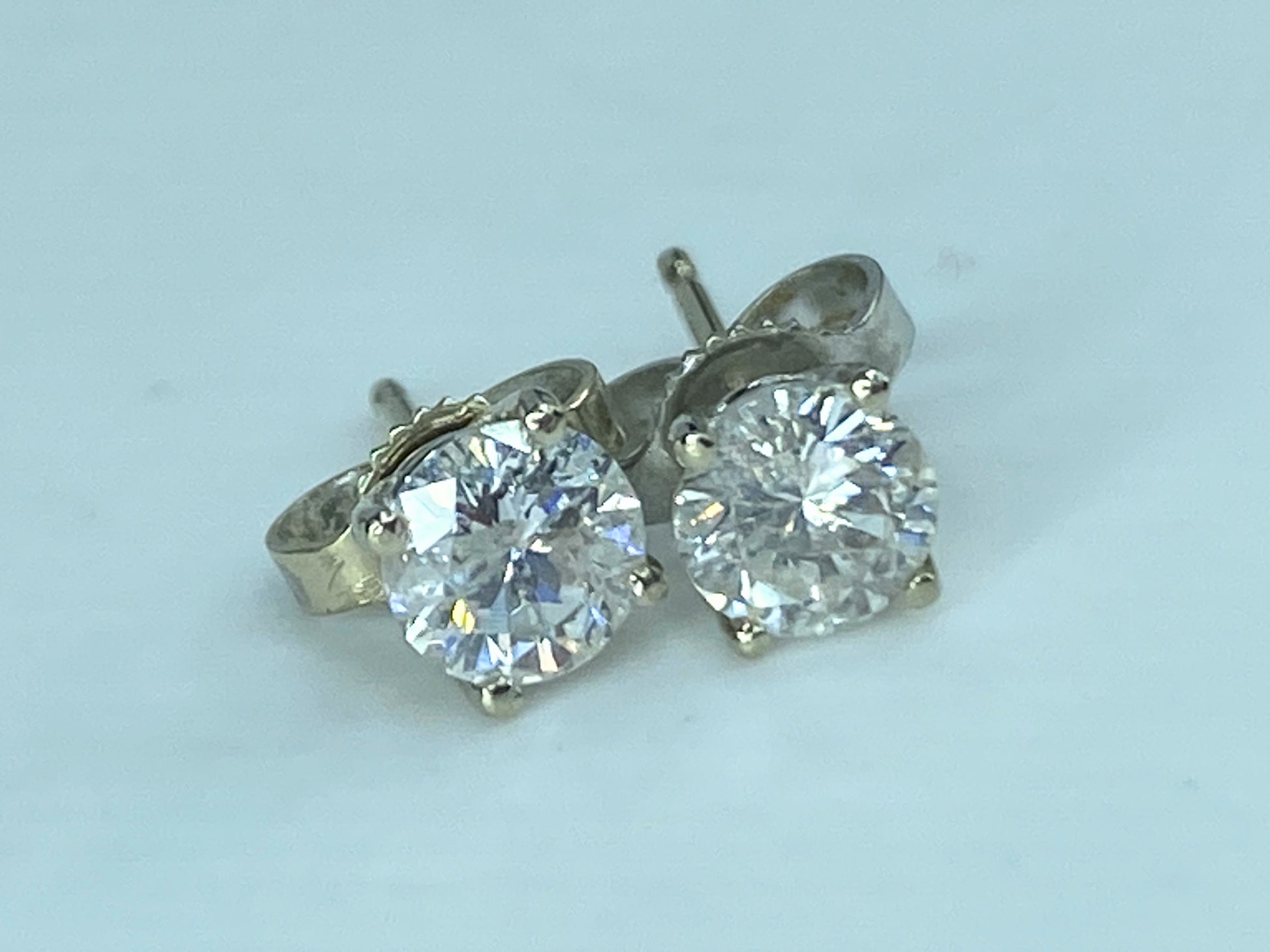 Appraised $3,195 14K gold 0.77ct G/SI1 round brilliant Diamond earrings JR436
