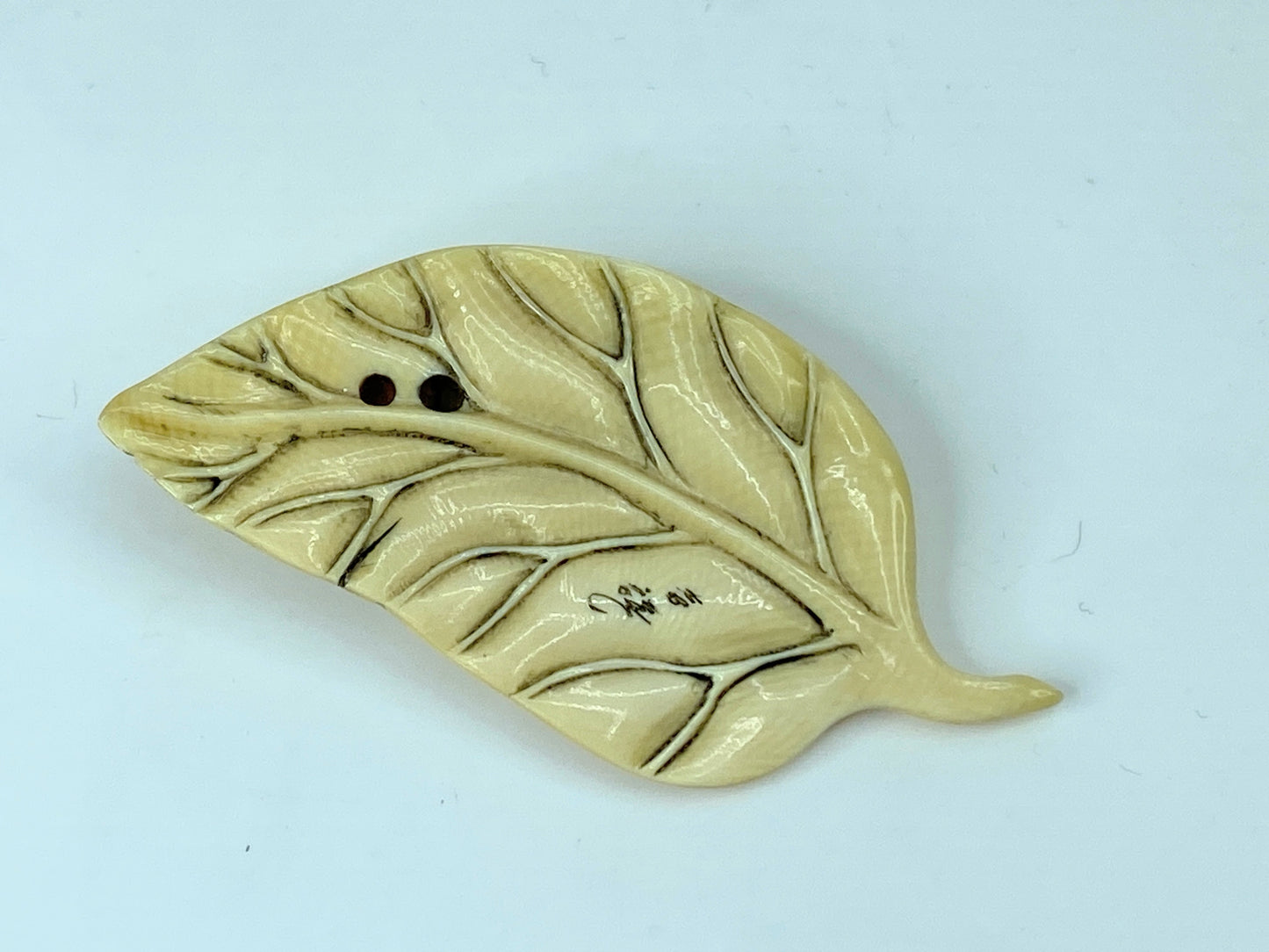 Early century signed carved Netsuke two frogs on leaf 2 3/8" x 1 1/4" 4.8g GS651