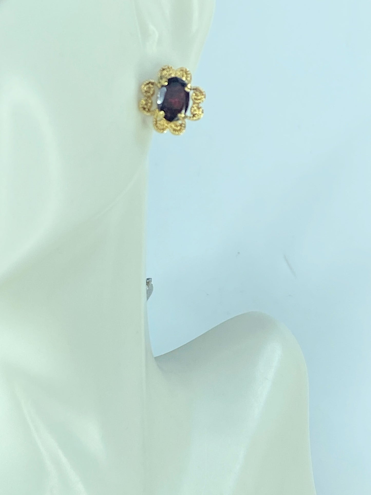 14K yellow gold Garnet Floral stud earrings 2.1g JR392