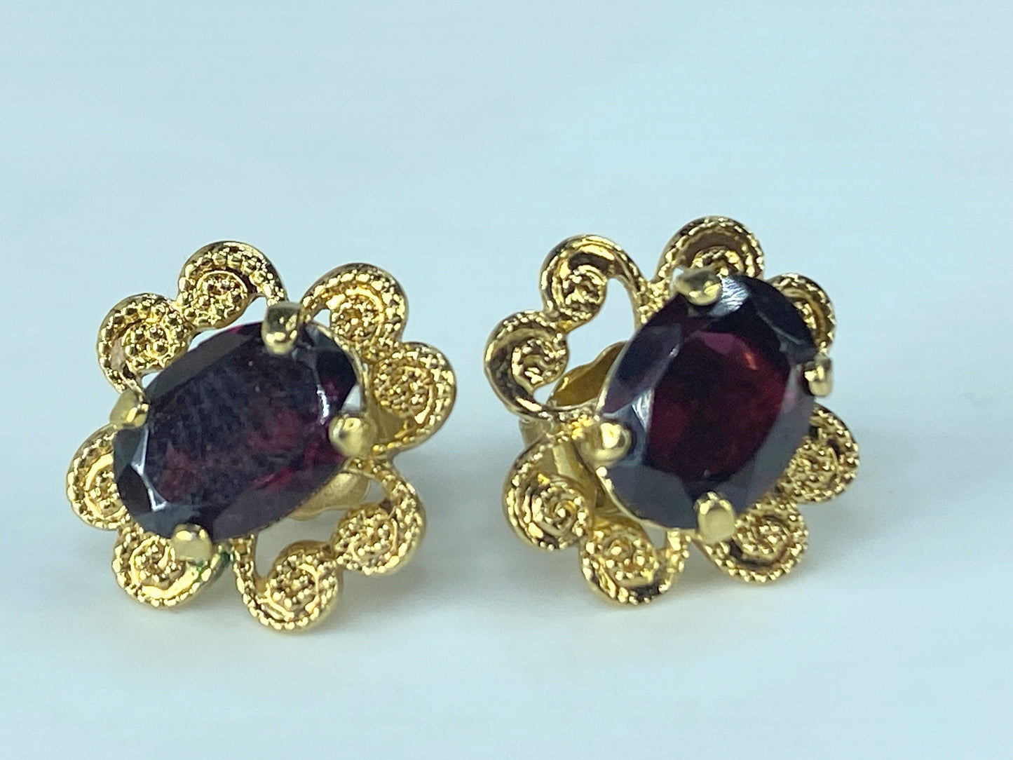 14K yellow gold Garnet Floral stud earrings 2.1g JR392