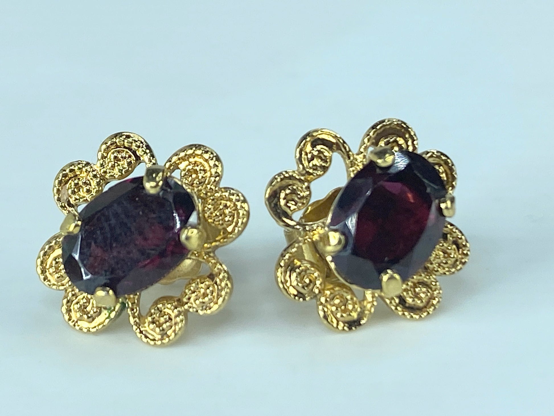 14K yellow gold Garnet Floral stud earrings 2.1g JR392
