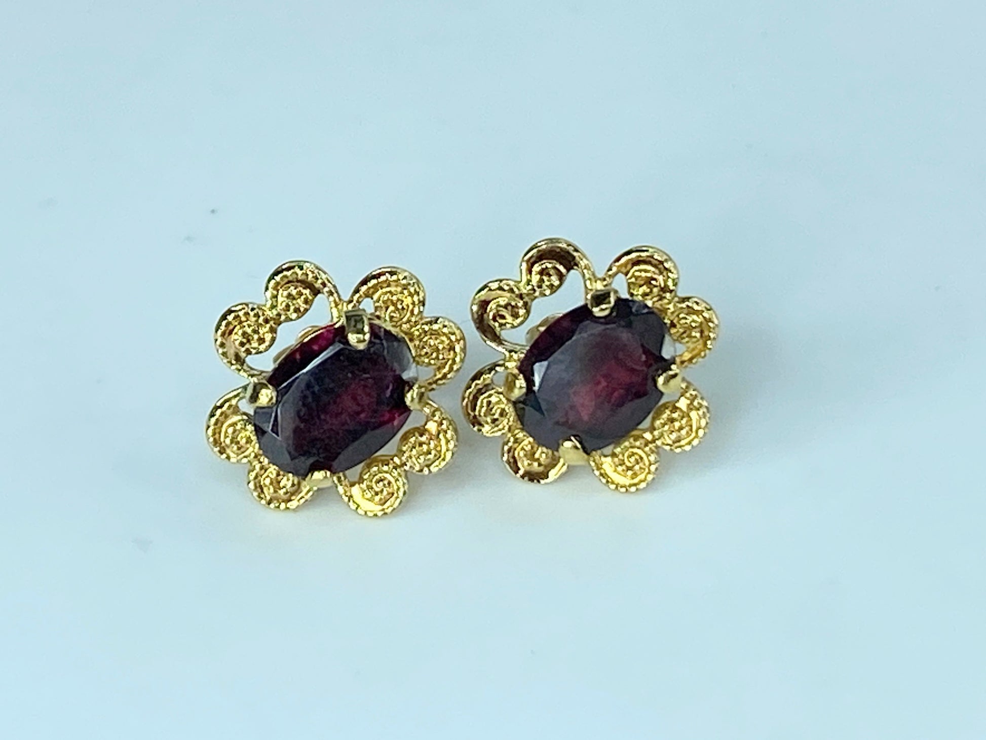 14K yellow gold Garnet Floral stud earrings 2.1g JR392