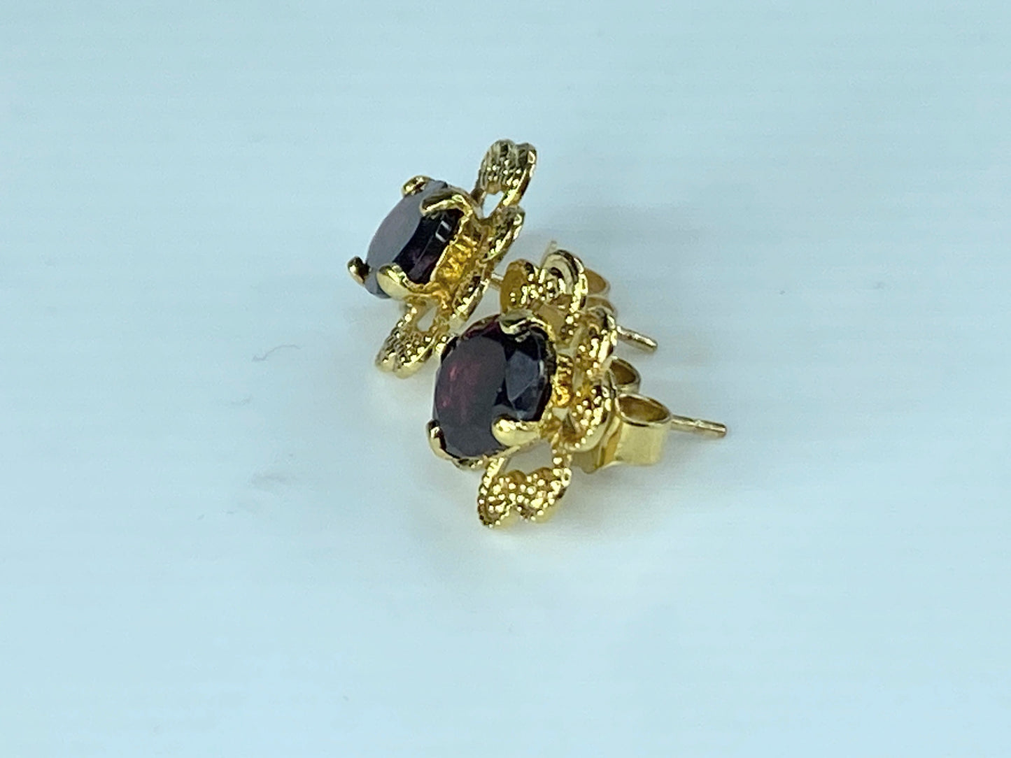 14K yellow gold Garnet Floral stud earrings 2.1g JR392