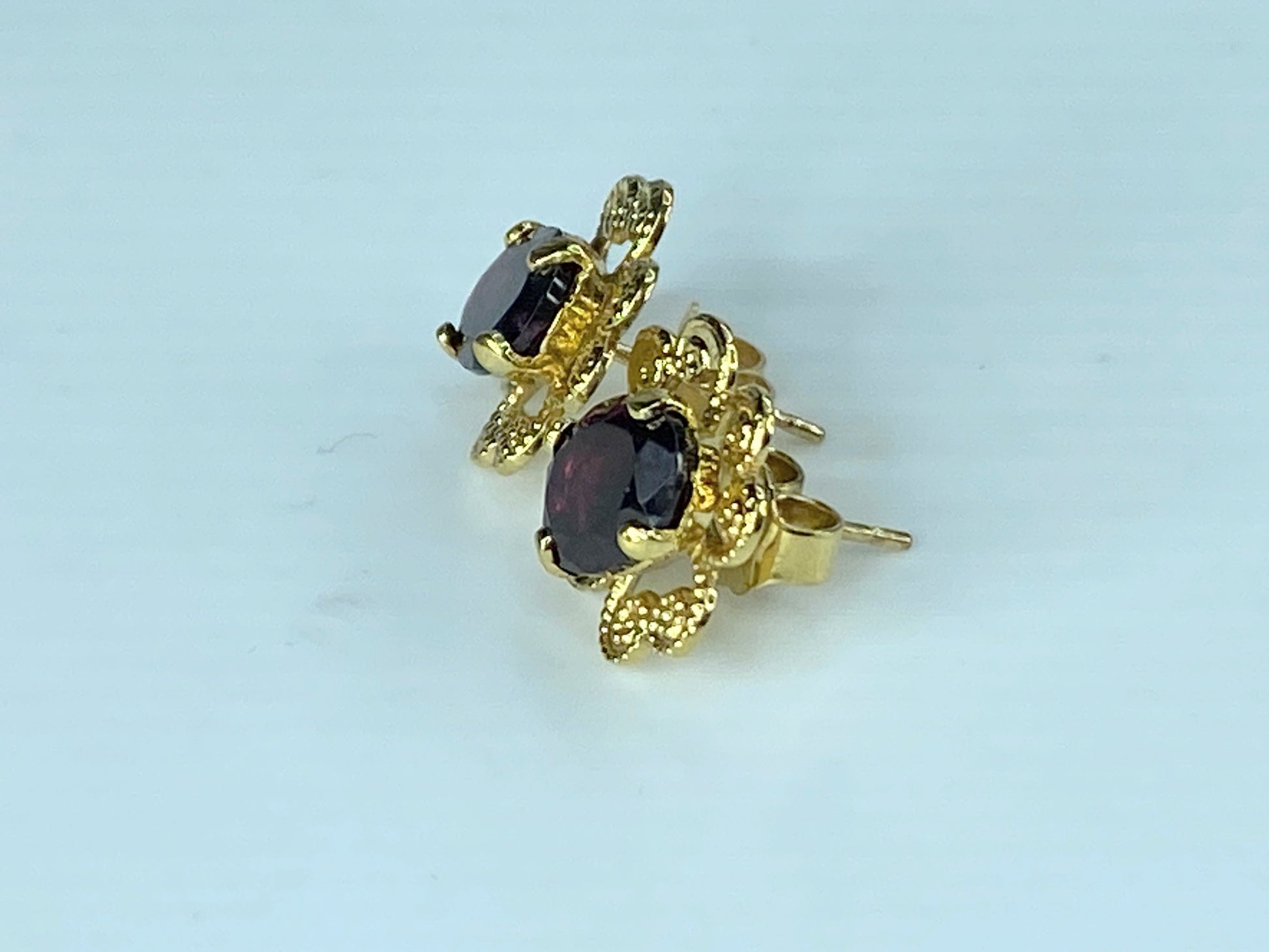 14K yellow gold Garnet Floral stud earrings 2.1g JR392