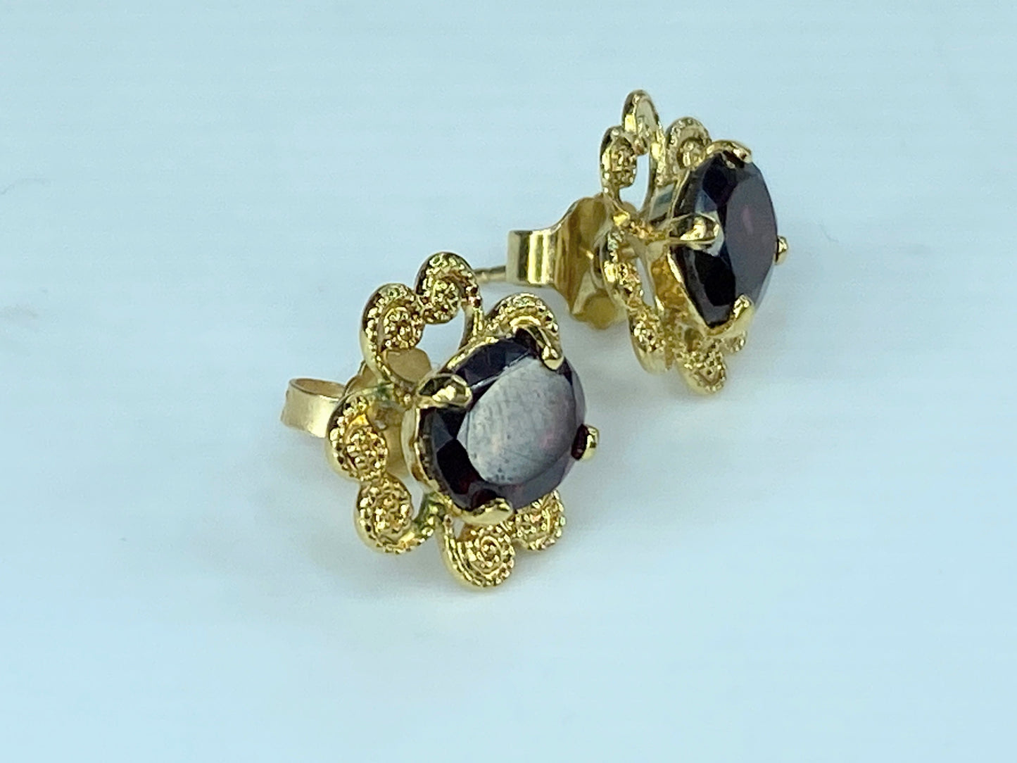 14K yellow gold Garnet Floral stud earrings 2.1g JR392