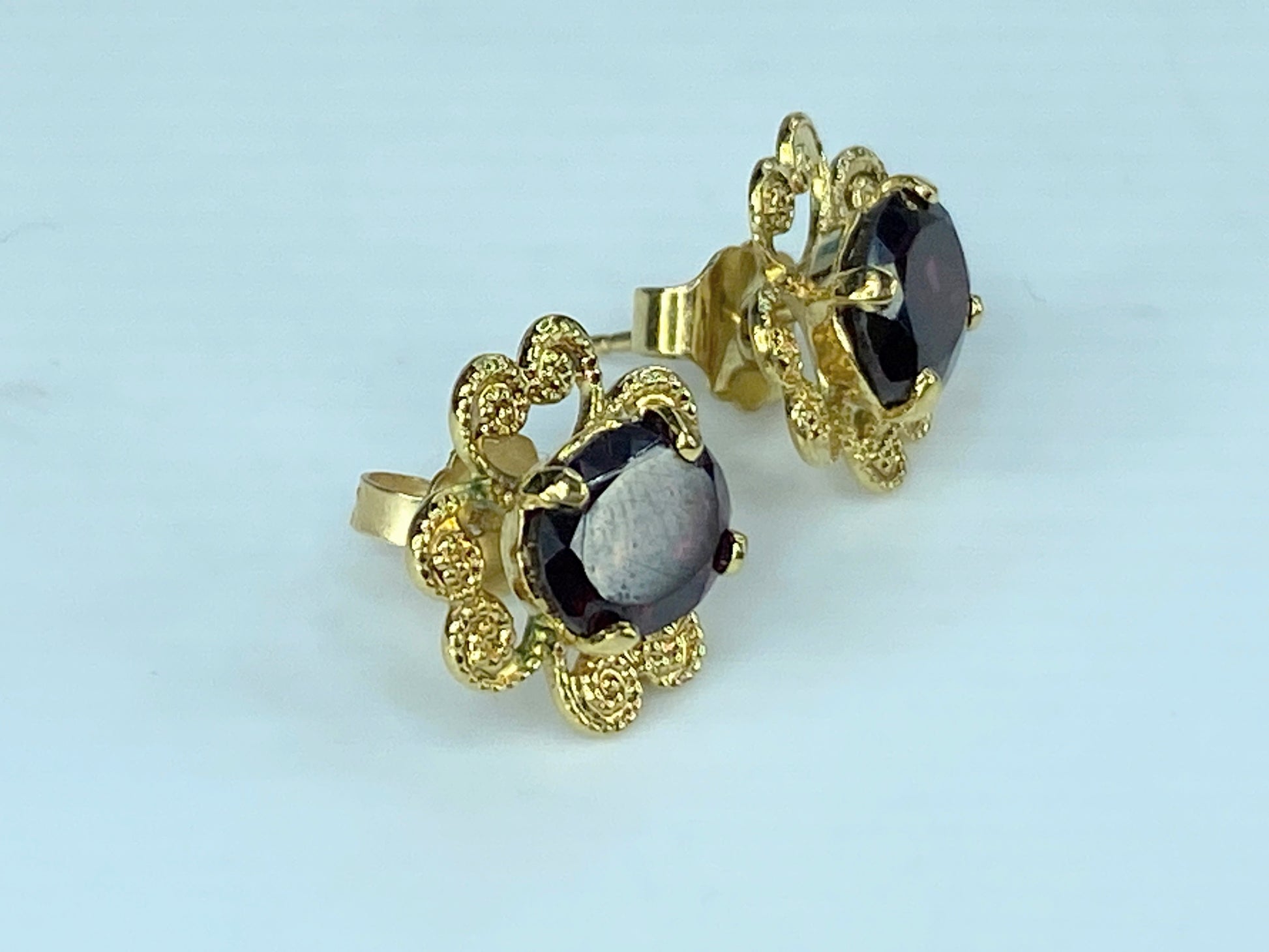 14K yellow gold Garnet Floral stud earrings 2.1g JR392