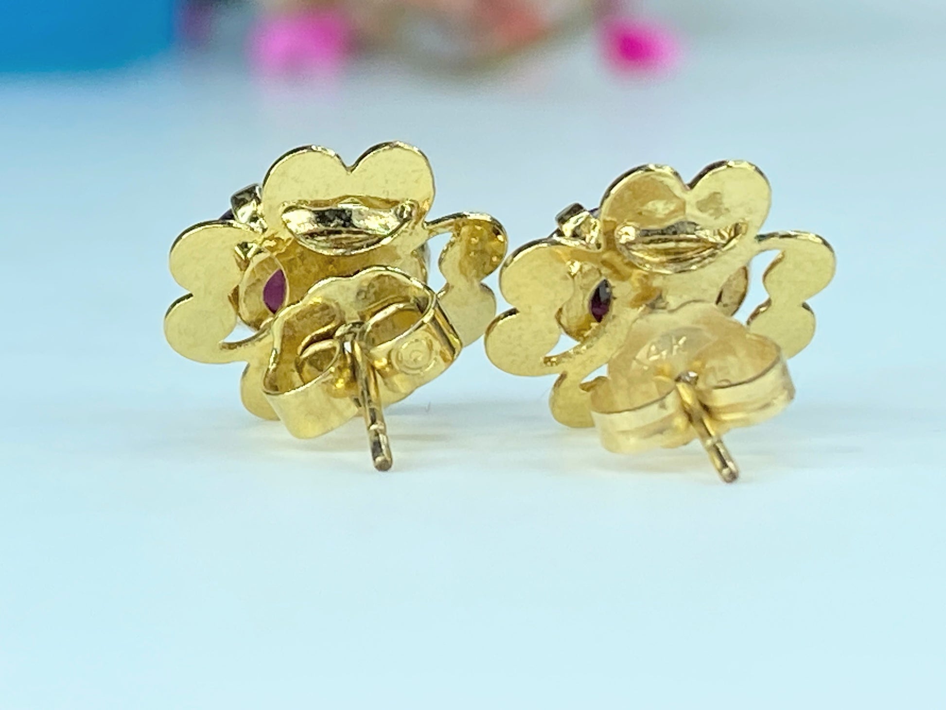 14K yellow gold Garnet Floral stud earrings 2.1g JR392