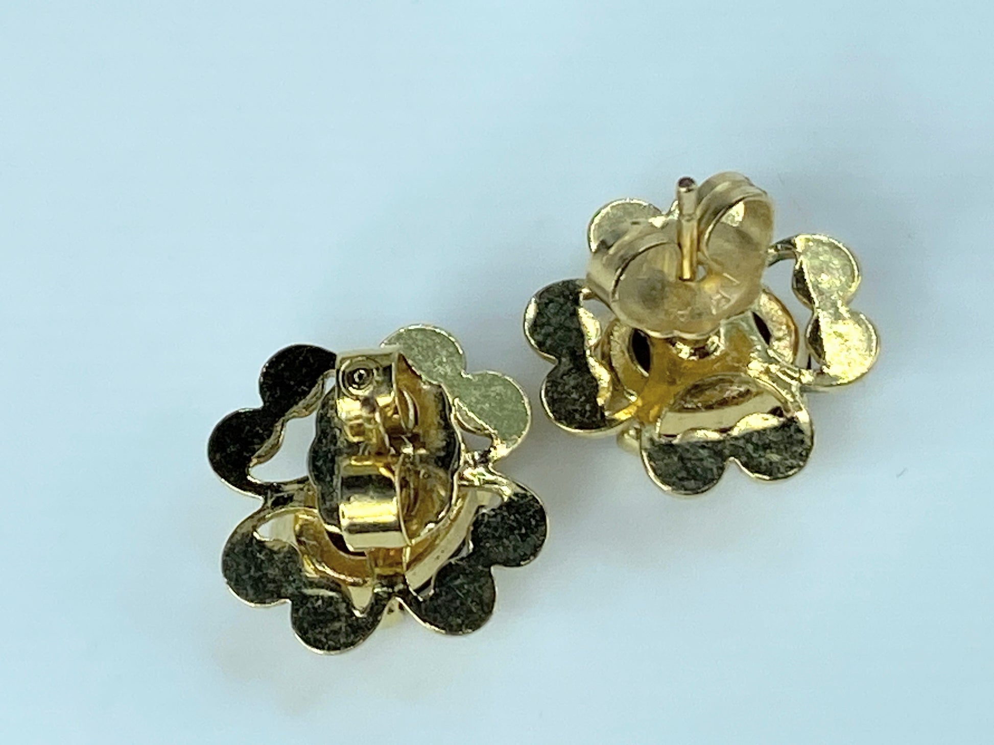 14K yellow gold Garnet Floral stud earrings 2.1g JR392