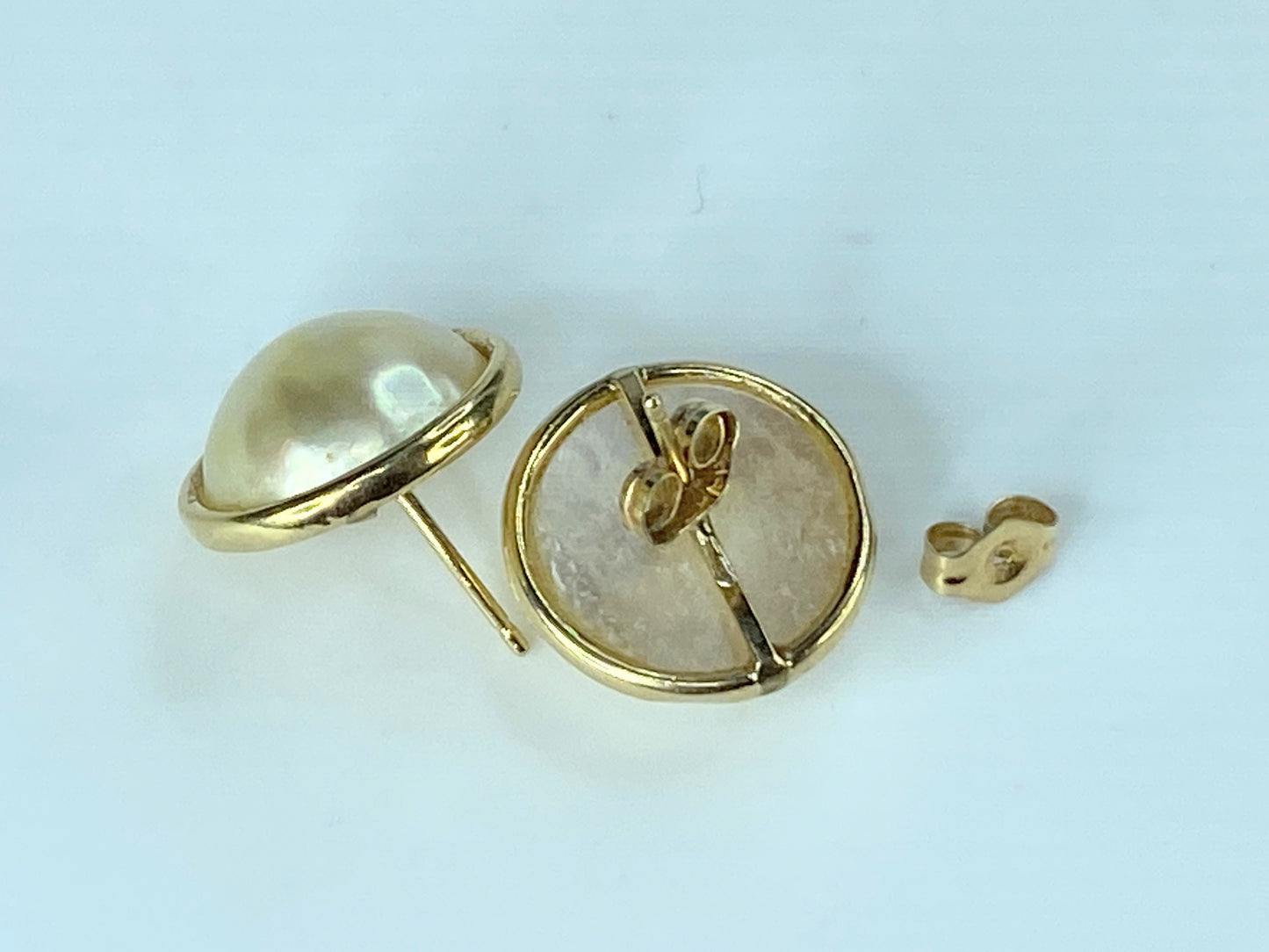 14K yellow gold 11.5mm Mabe pearl stud earrings 2.6g JR393