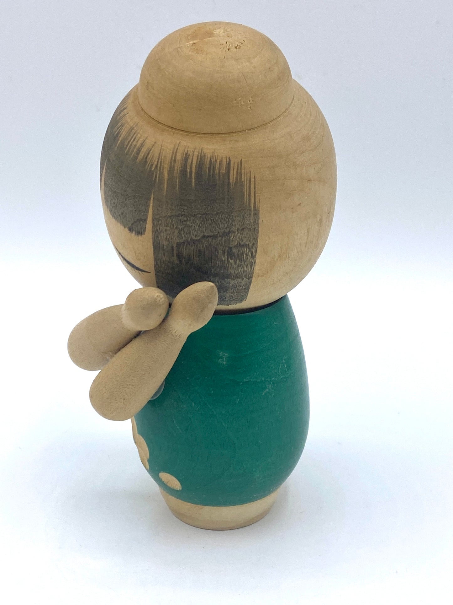 Award Winning artist Sato Suigai Kokeshi "girl in Green" hand etched Sakura