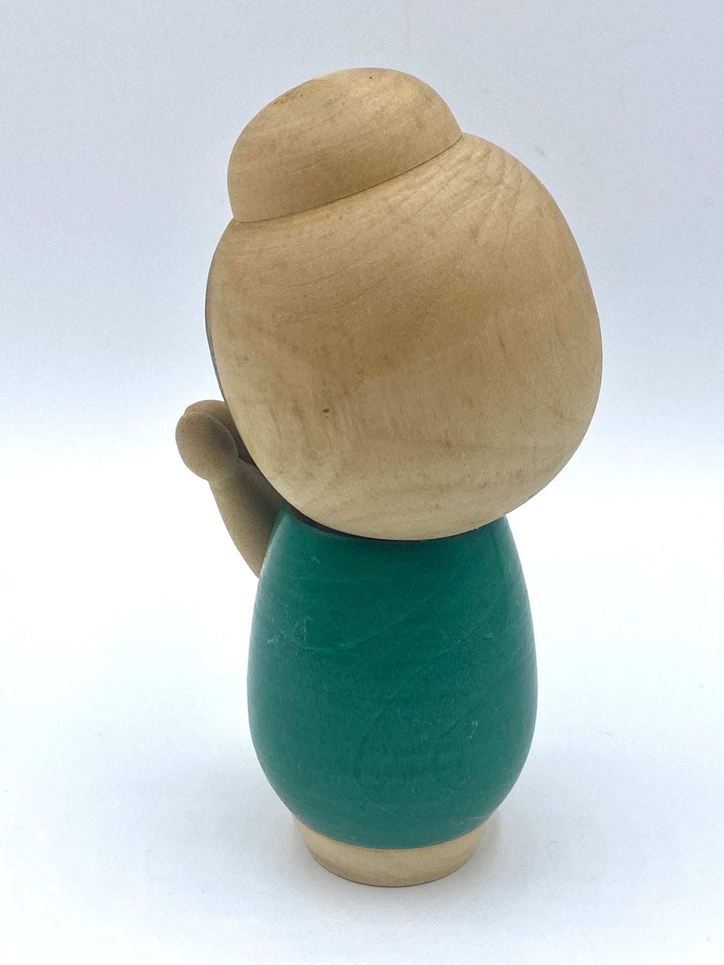 Award Winning artist Sato Suigai Kokeshi "girl in Green" hand etched Sakura