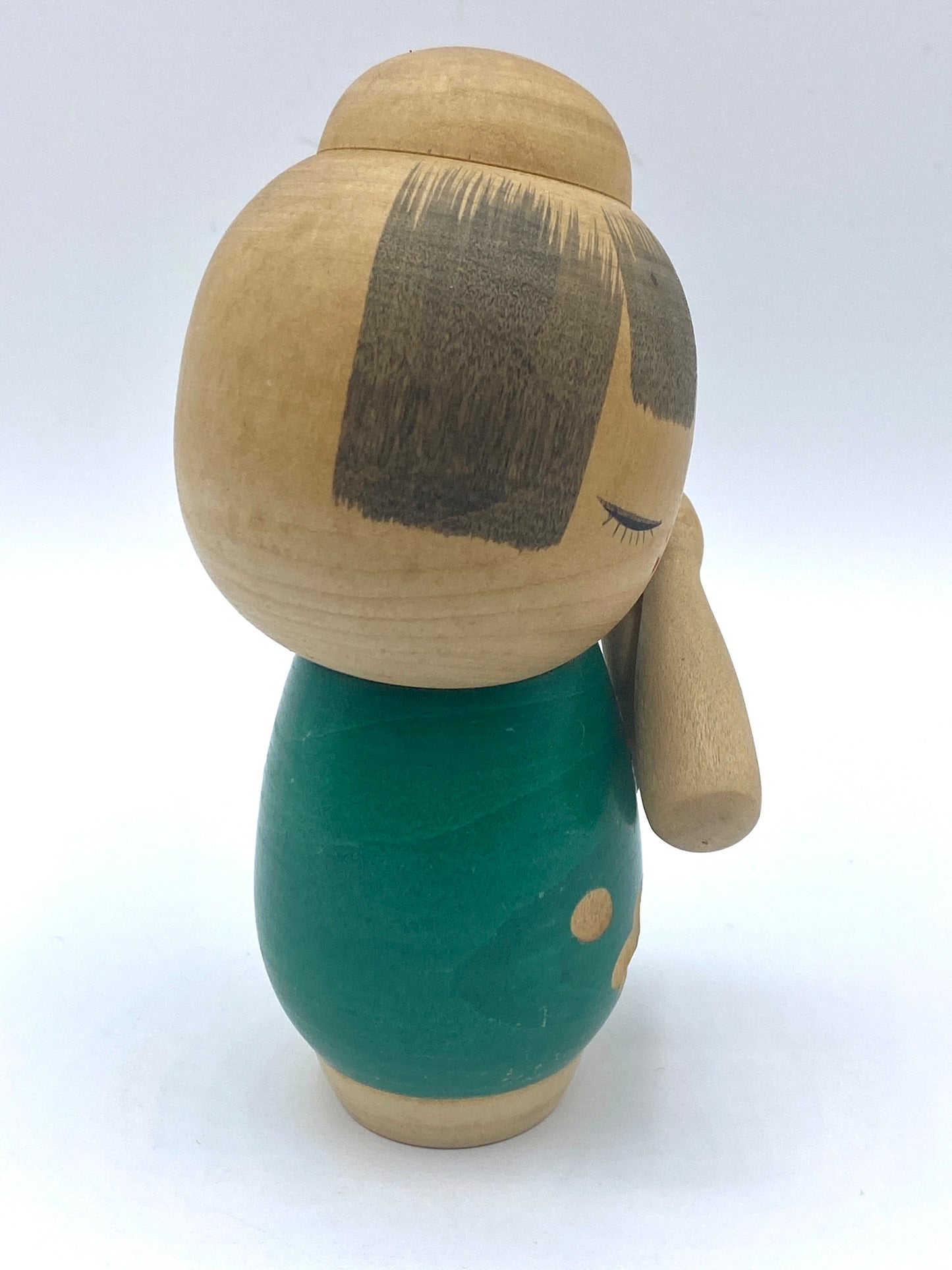 Award Winning artist Sato Suigai Kokeshi "girl in Green" hand etched Sakura