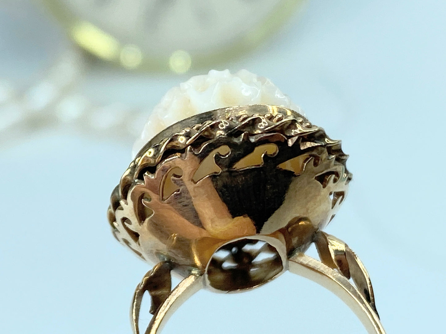 Victorian 14K Gold British Angel Skin Coral Carved Peony Flower Ring 8.4g JR963