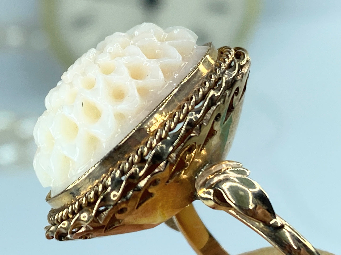 Victorian 14K Gold British Angel Skin Coral Carved Peony Flower Ring 8.4g JR963