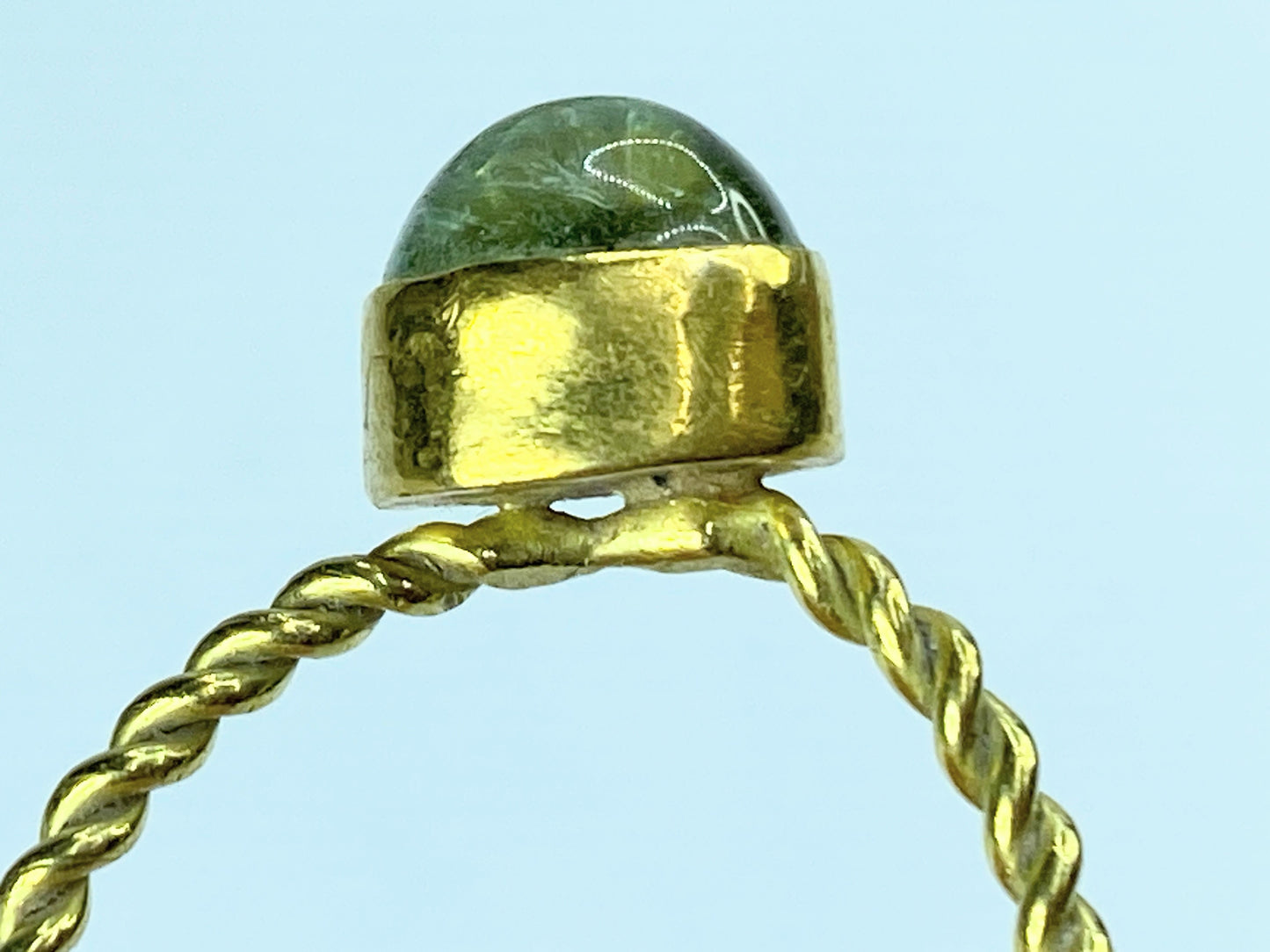 Handmade 18K Spinel Ring, Chartreuse Spinel, Bezel-Set, Twist Shank JR968