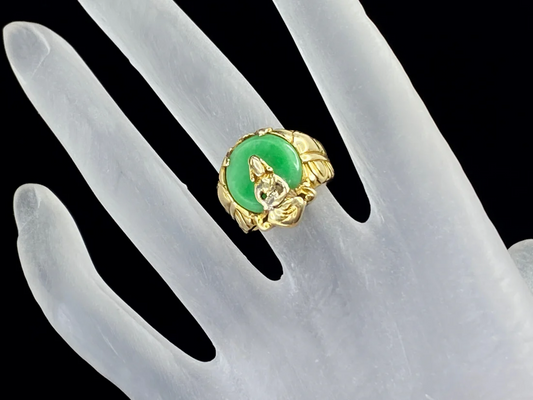 14K Jadeite cabochon with seated Buddha wide shank ring 11.4g s5 JR8545