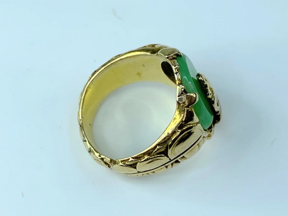 14K Jadeite cabochon with seated Buddha wide shank ring 11.4g s5 JR8545